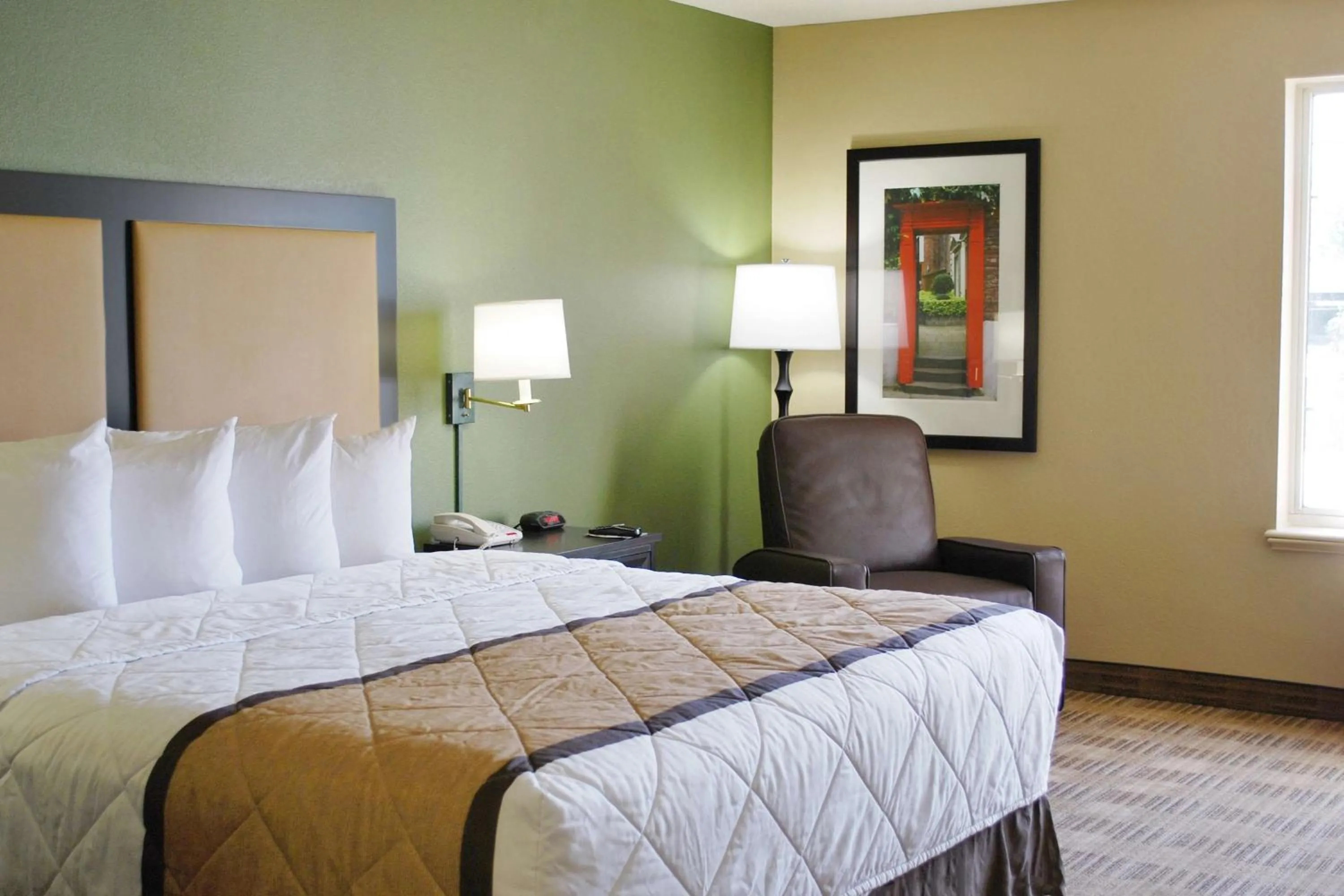 Studio with 1 King Bed - Non-Smoking in Extended Stay America Select Suites - Chicago - Naperville - East