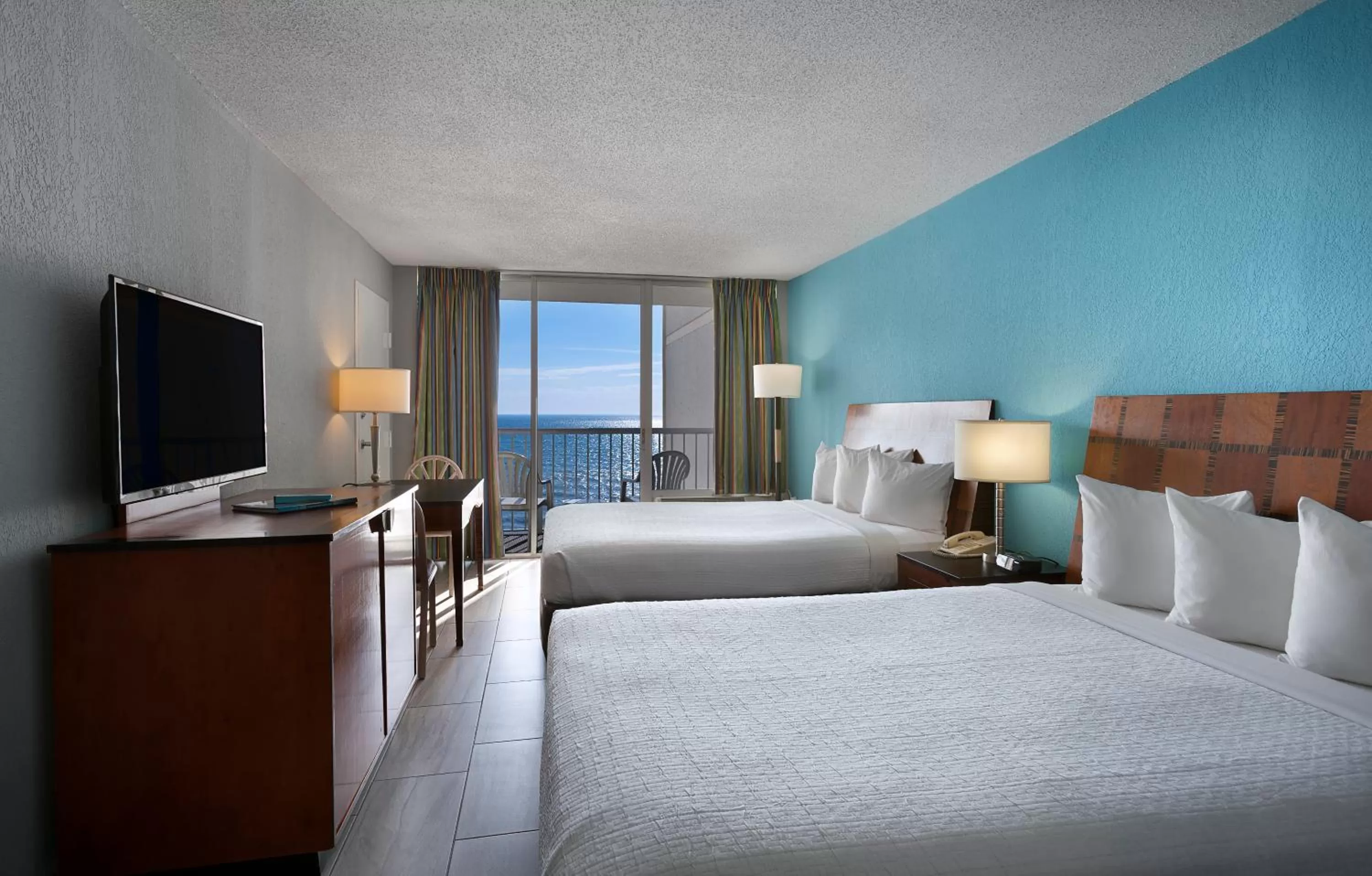 Oceanfront Queen Efficiency in Crown Reef Beach Resort and Waterpark