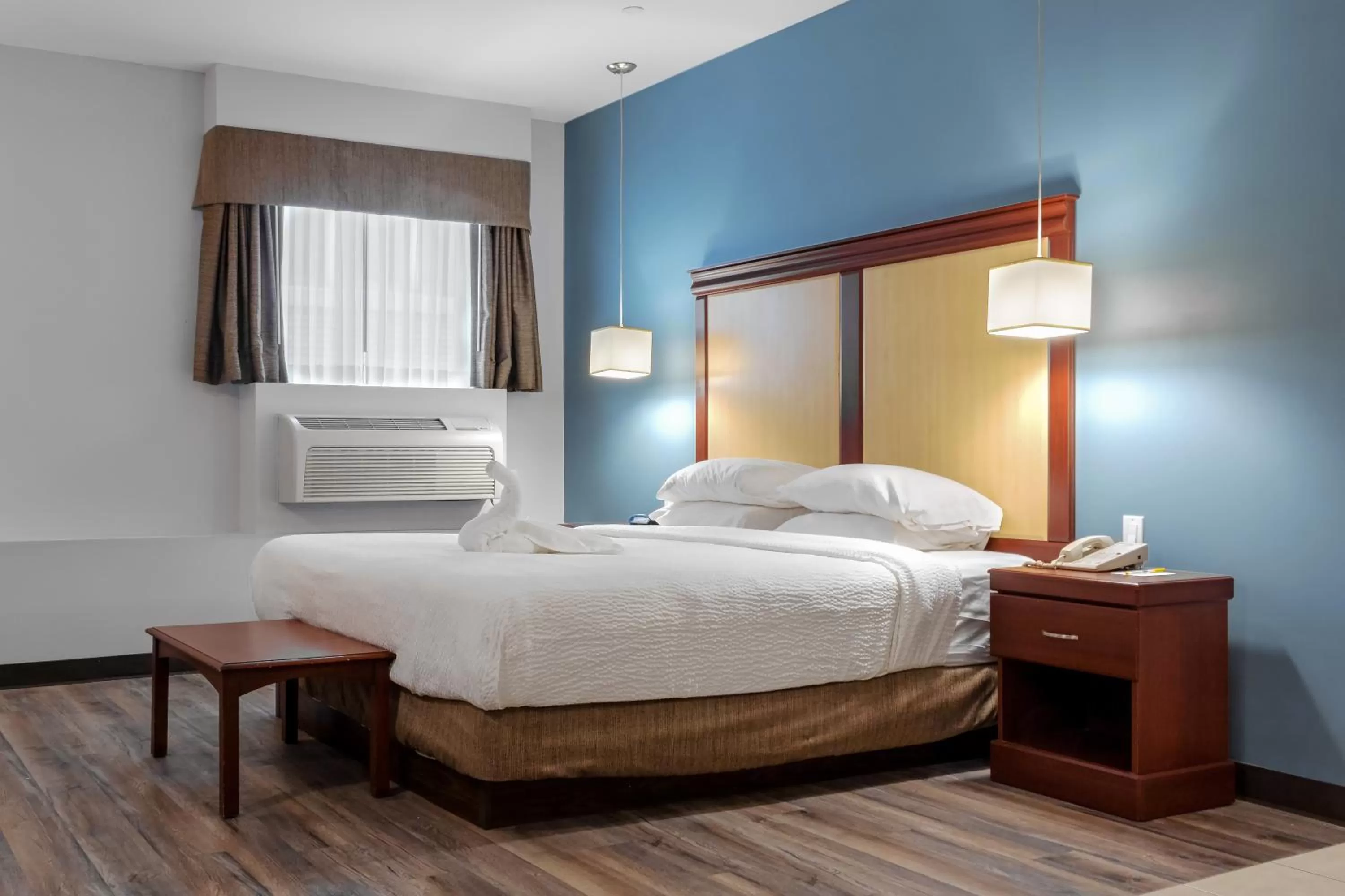King Suite with Spa Bath in Premier Inn & Suites - Downtown Hamilton