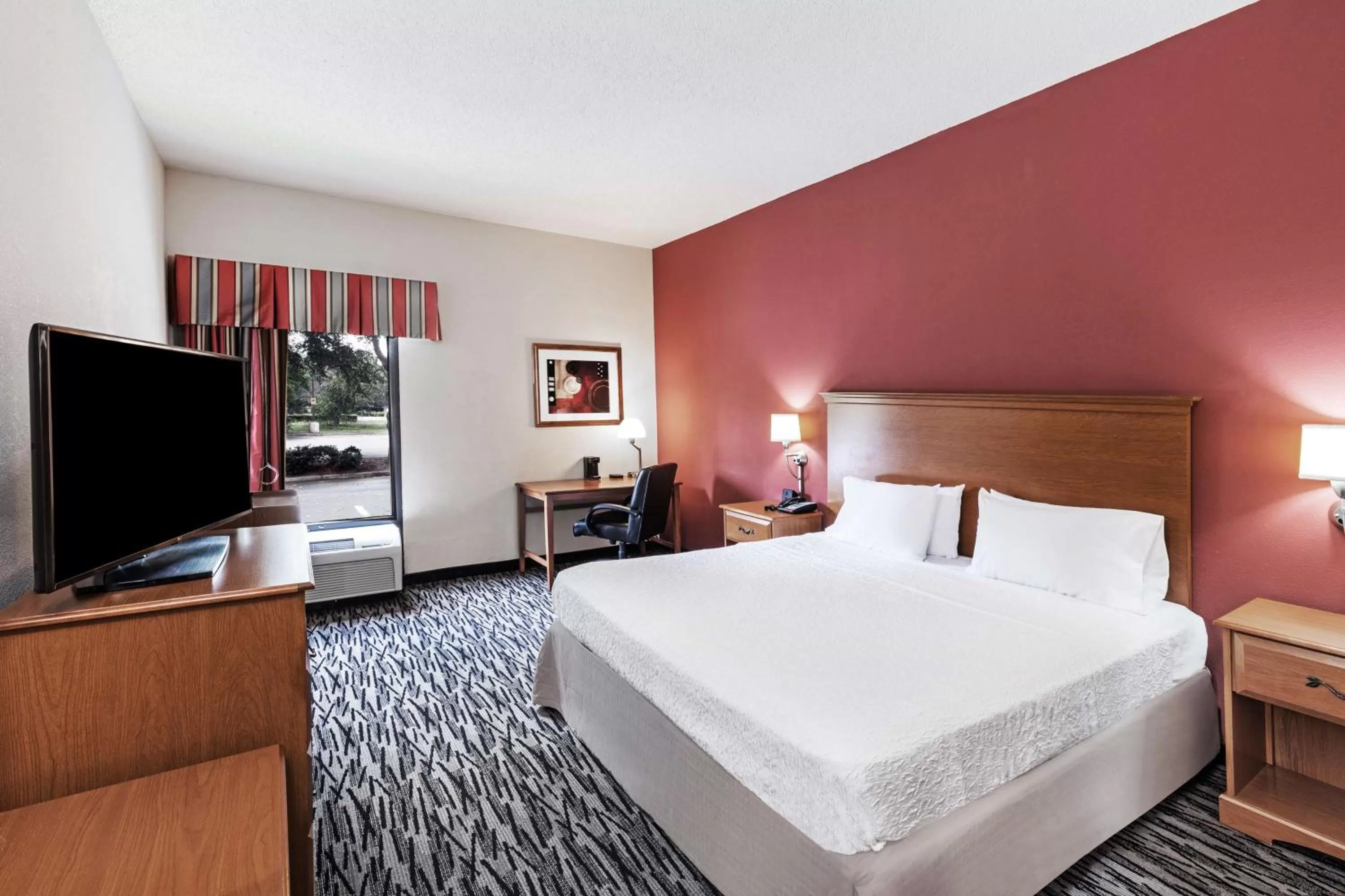 King Room with Accessible Tub - Mobility and Hearing Access/Non-Smoking in Hampton Inn Aiken