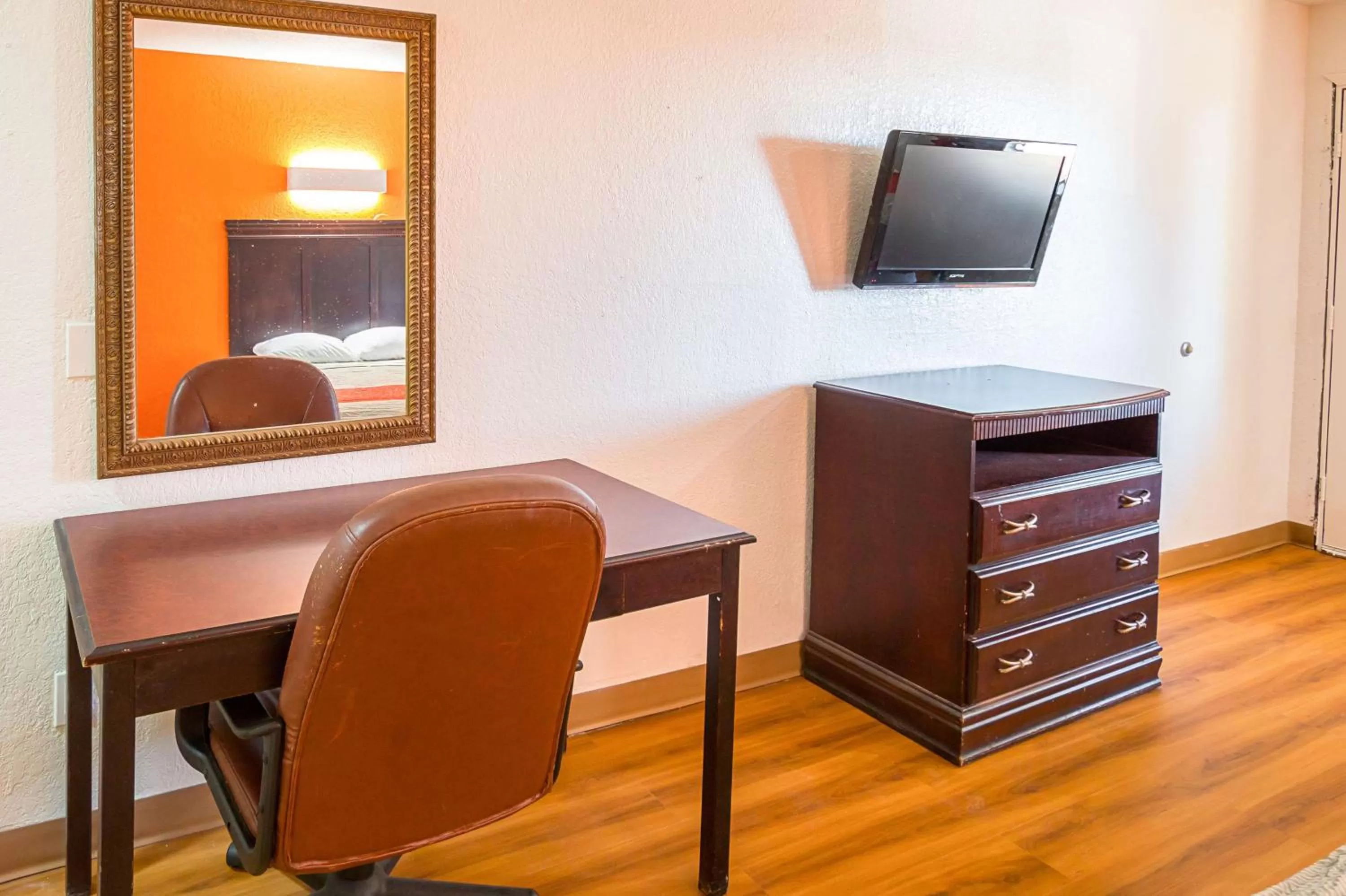 Deluxe King Room - single occupancy - Non-Smoking in Motel 6-Red Oak, TX - Dallas
