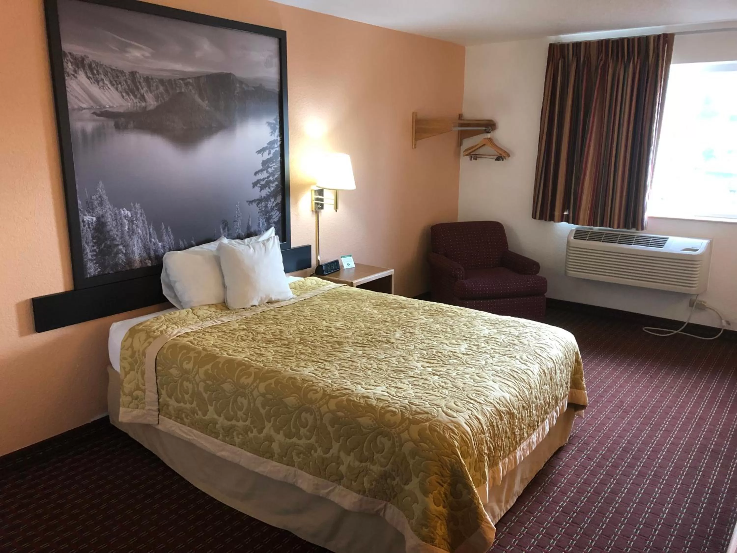 Queen Room - Mobility Access/Non-Smoking in Super 8 by Wyndham The Dalles OR