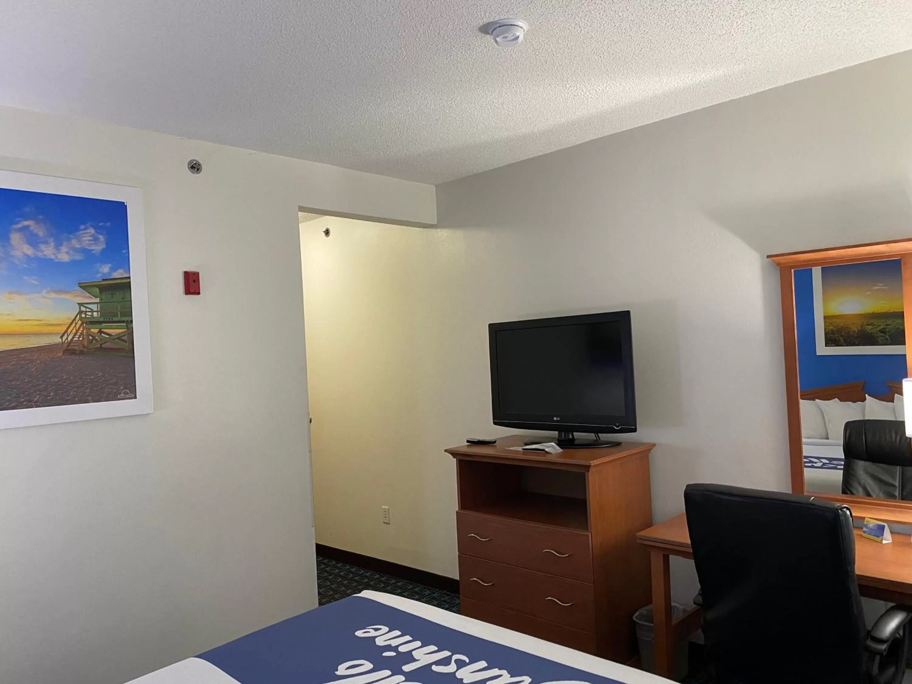 King Room - Mobility  Accessible/Non-Smoking in Days Inn & Suites by Wyndham Cambridge