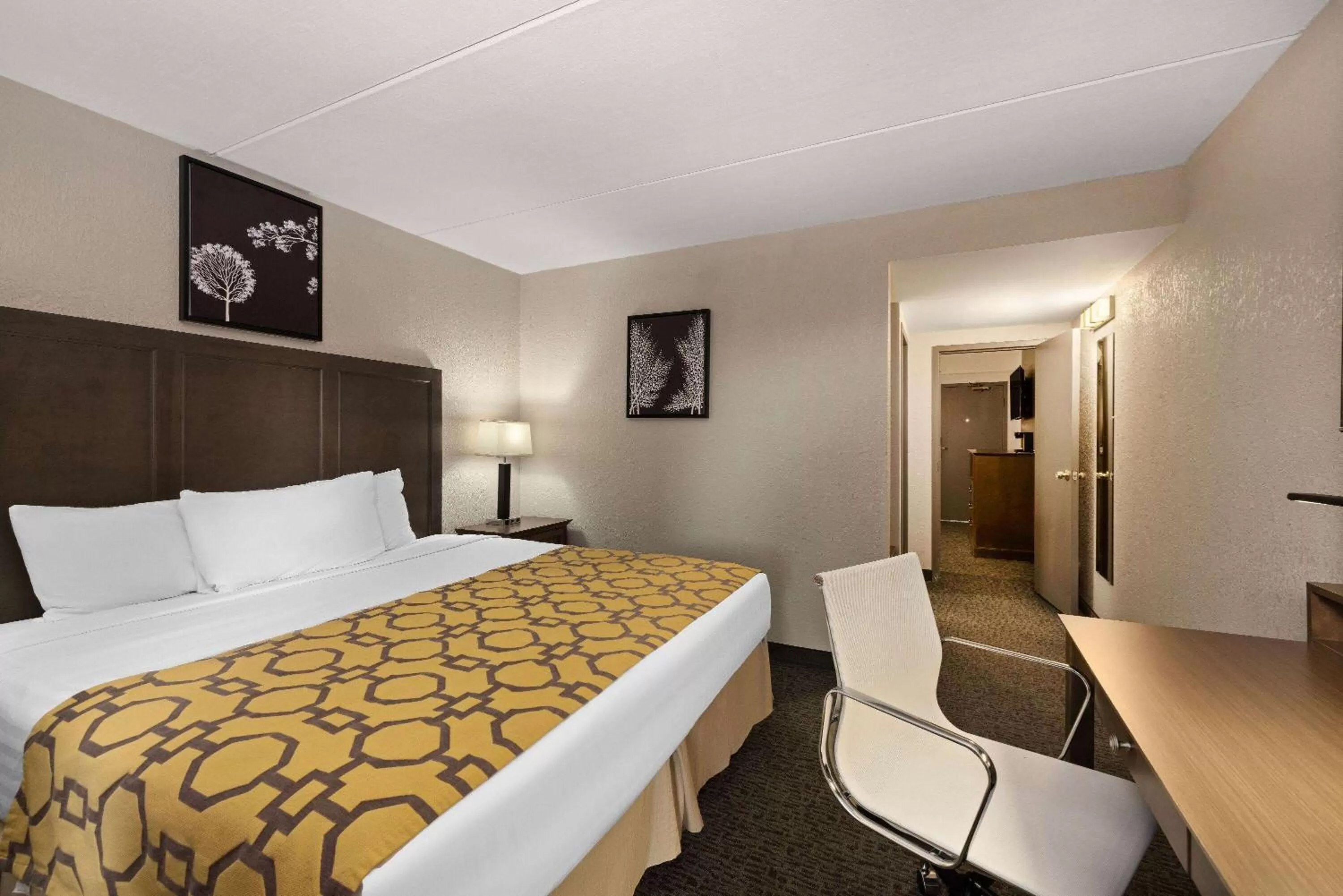 One-Bedroom Superior King Suite - Non-Smoking in Baymont by Wyndham Shakopee