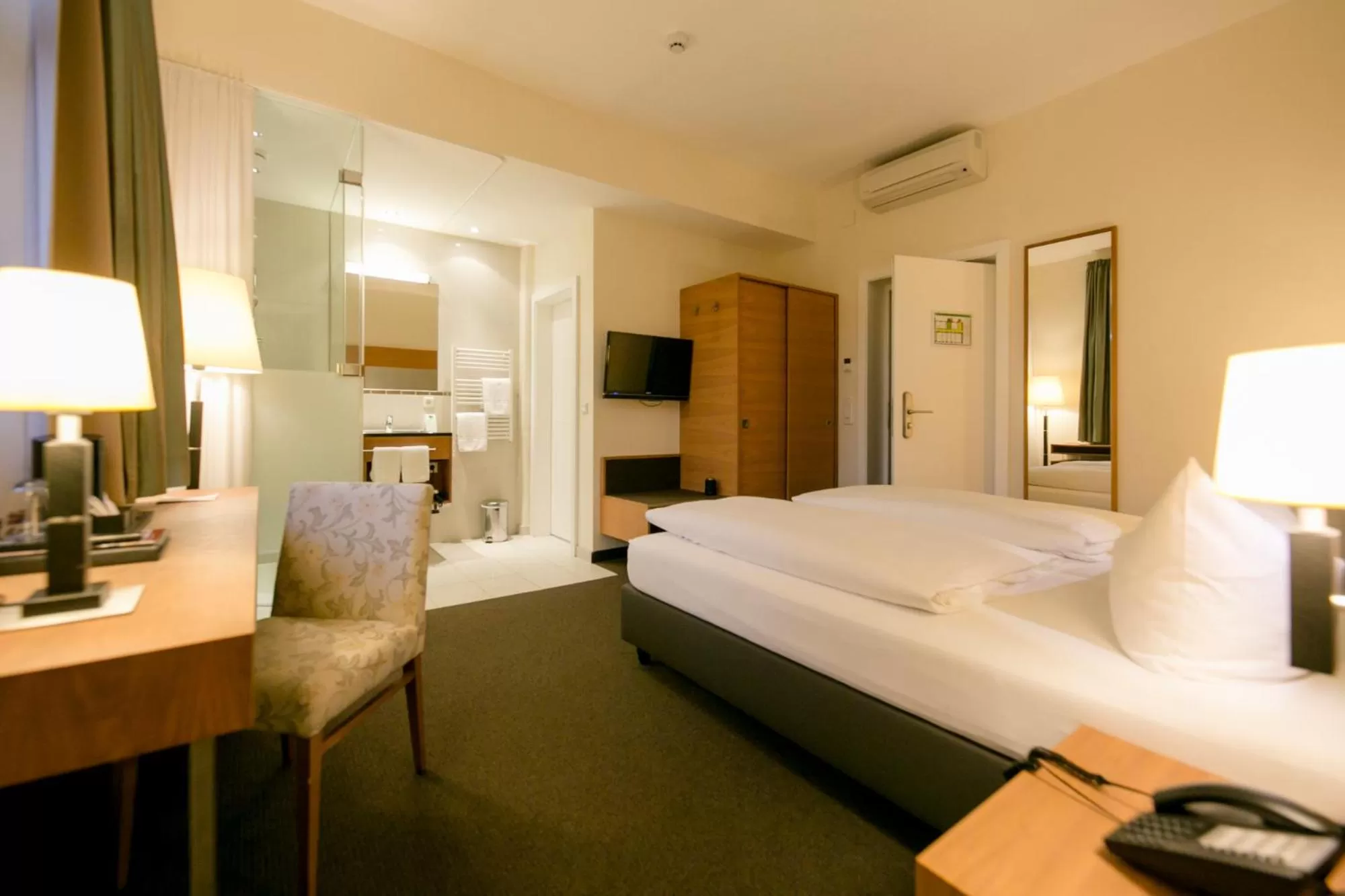 Junior Suite (Glass Bathroom) - single occupancy in Hotel Sailer