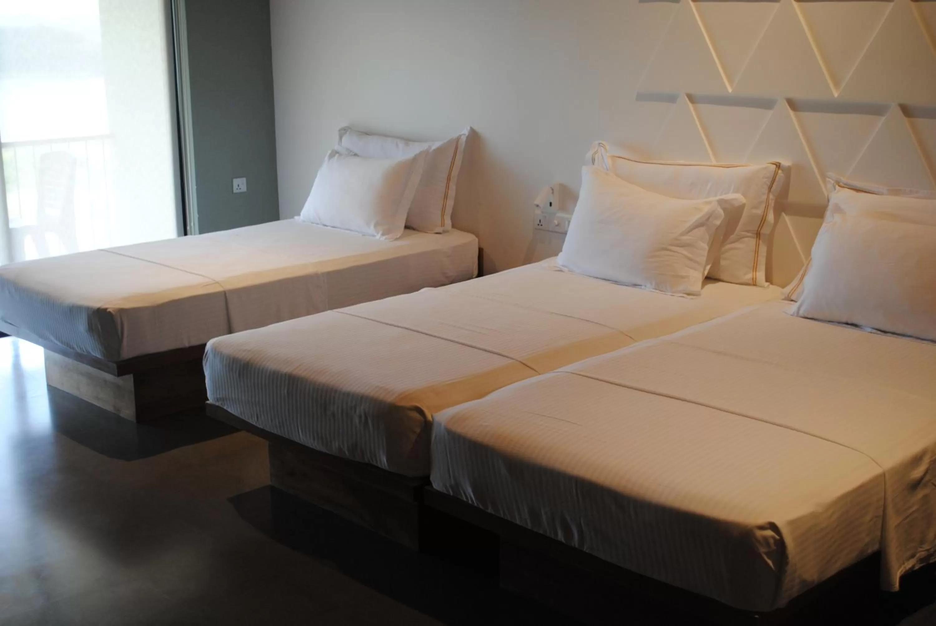 Deluxe Triple Room with Lake View in Giritale Hotel