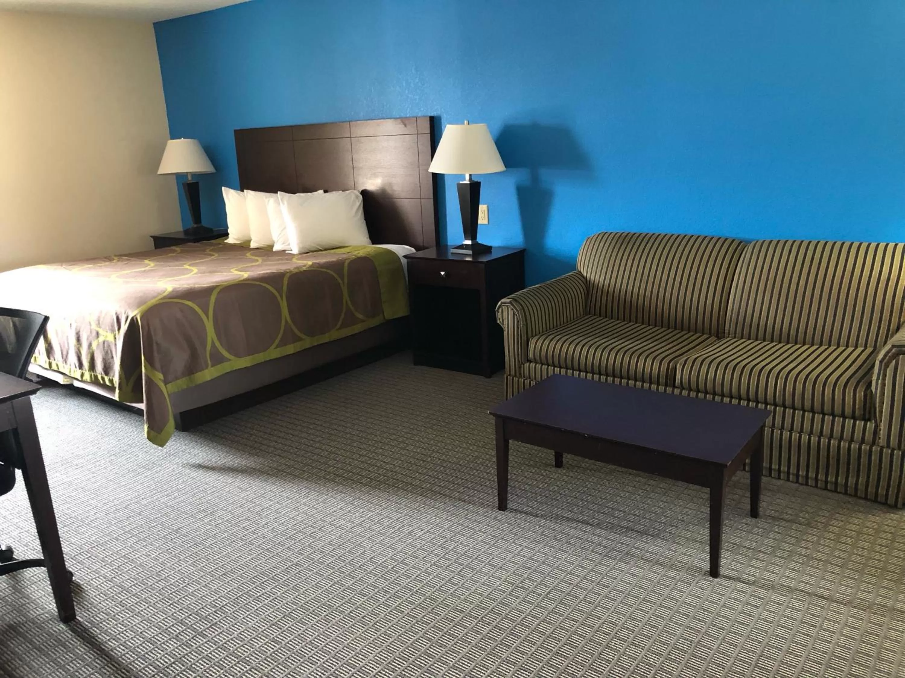 King Suite in Amerivu Inn & Suites