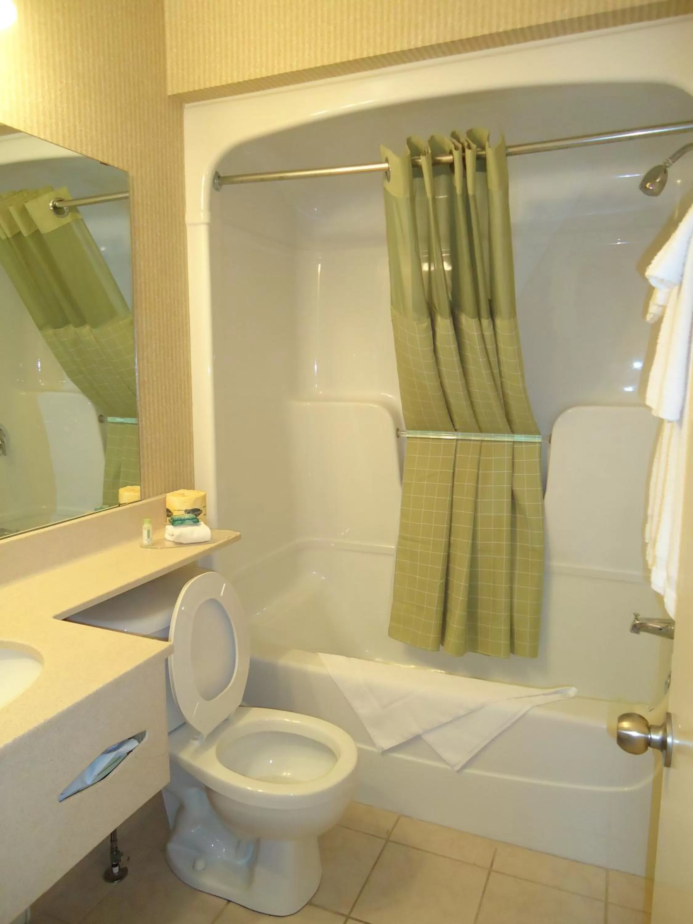 Studio Suite with One Queen and Two Twin Beds - Non-Smoking in Super 8 by Wyndham Kingston