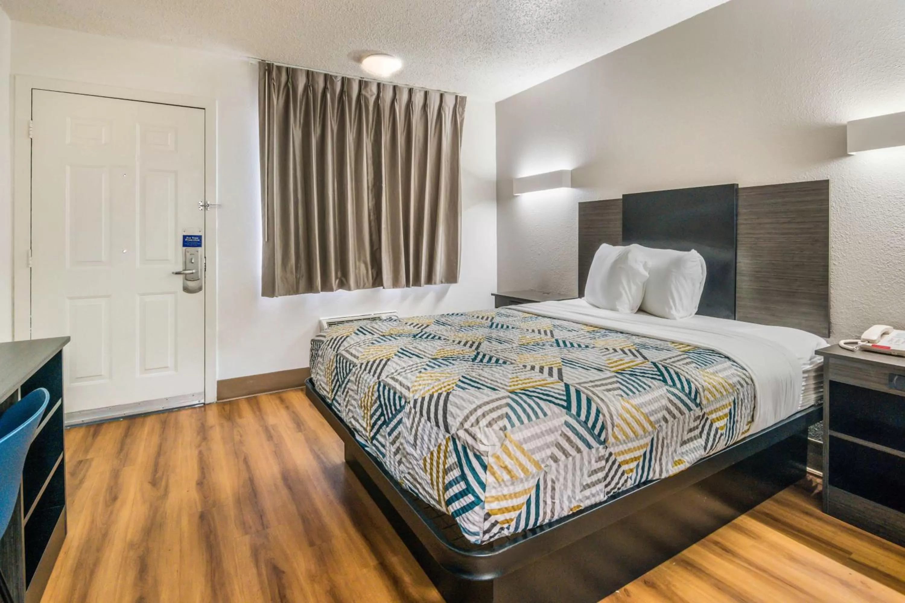 Double Room - single occupancy - Disability Access in Motel 6-Irving, TX - Dallas
