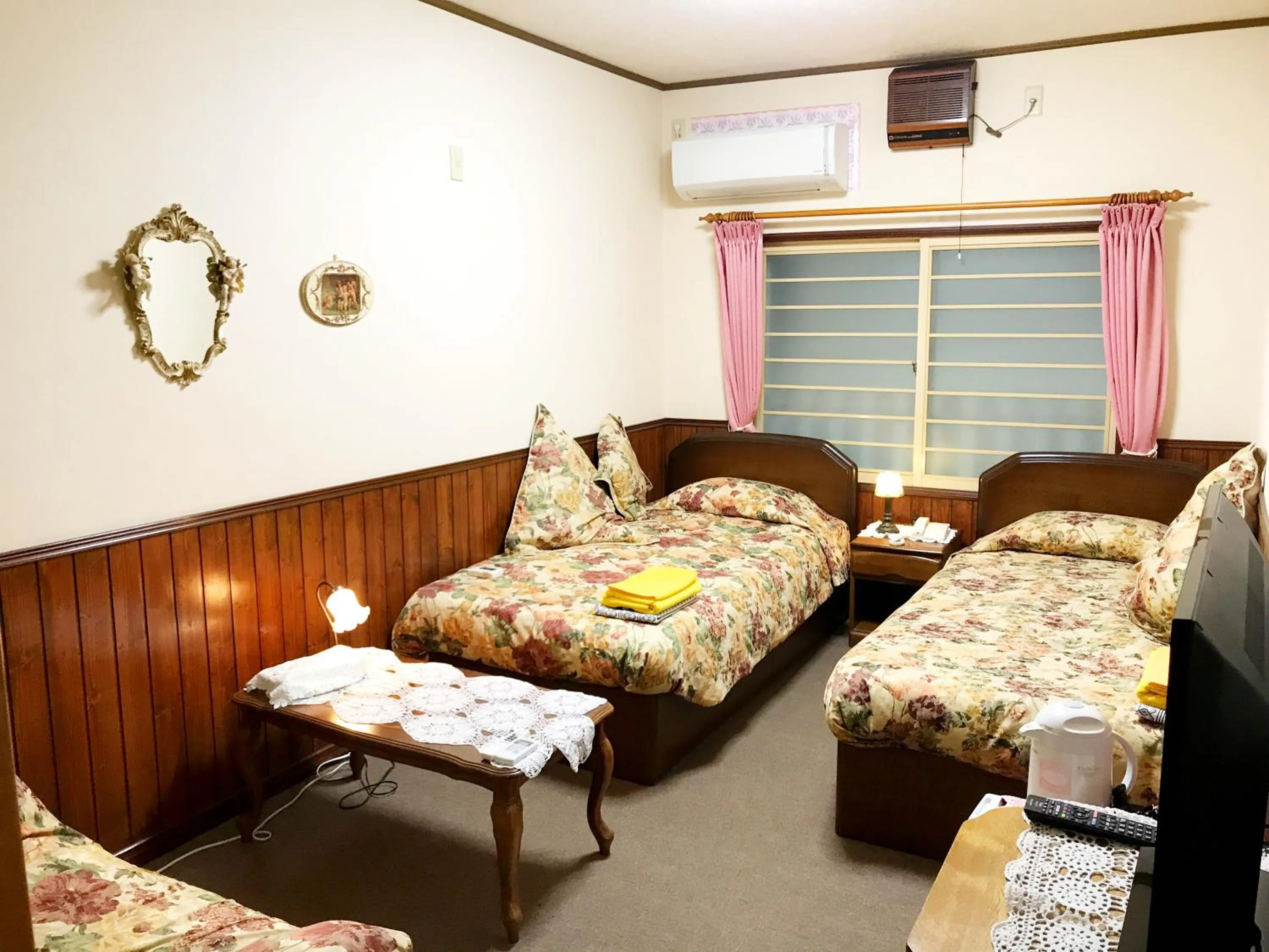Twin Room with Shared Bathroom - single occupancy - Non-Smoking in Pension Puppy Tail