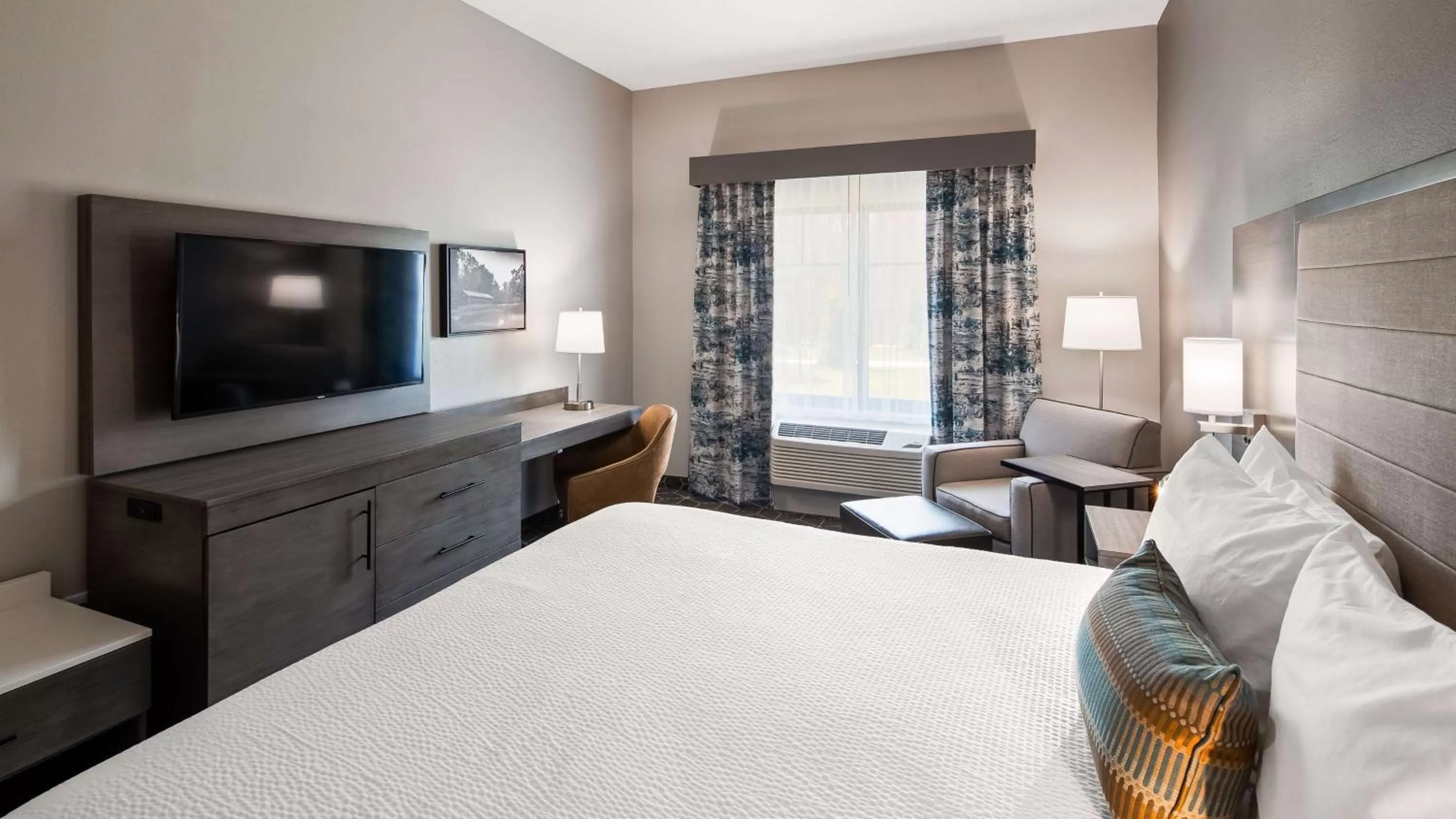 Large King Room with Sofa Bed and Bath Tub - Disability Access/Non-Smoking in Best Western Plus Lawrenceburg