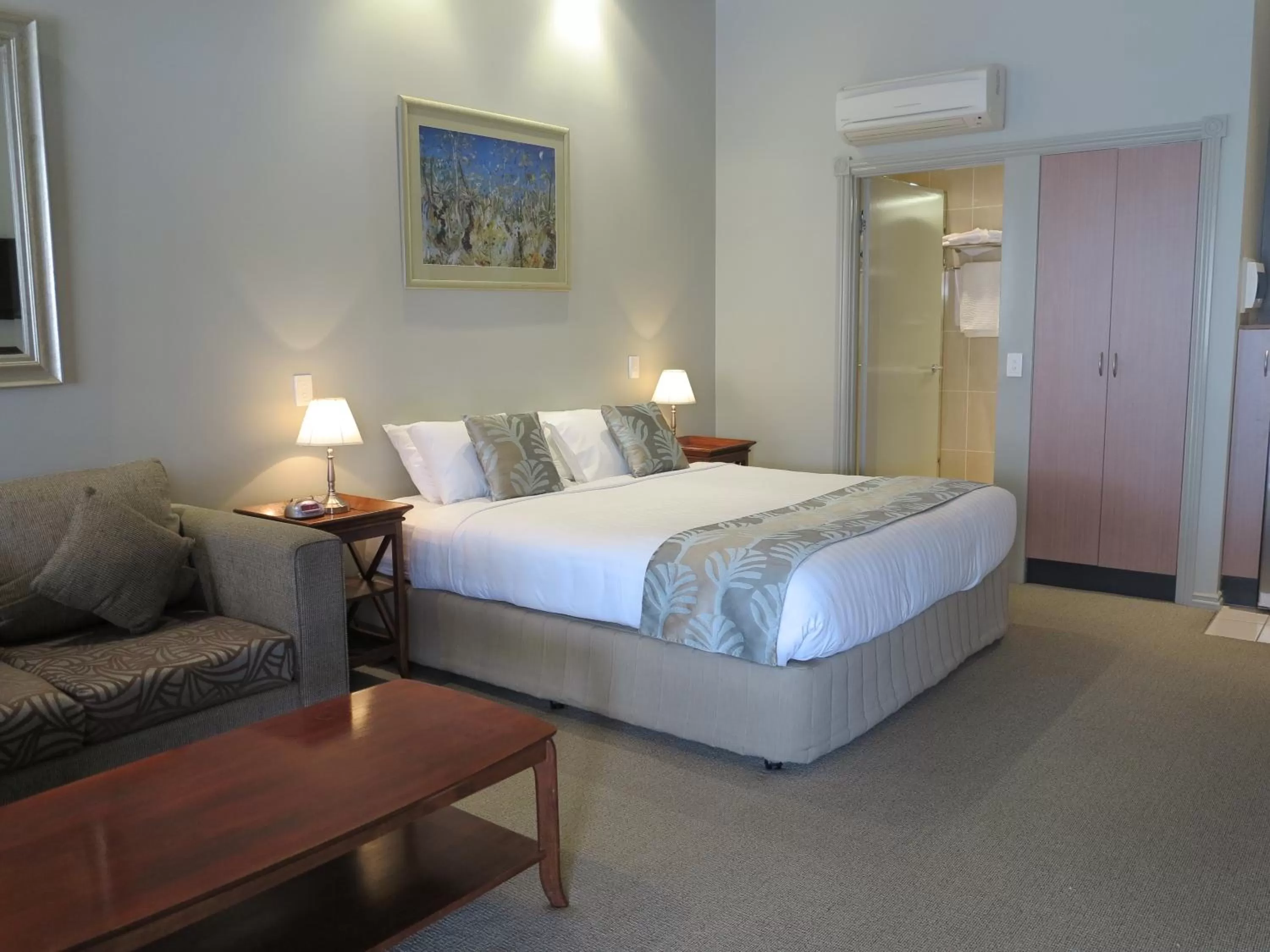 Deluxe King Studio in Shangri-La Gardens