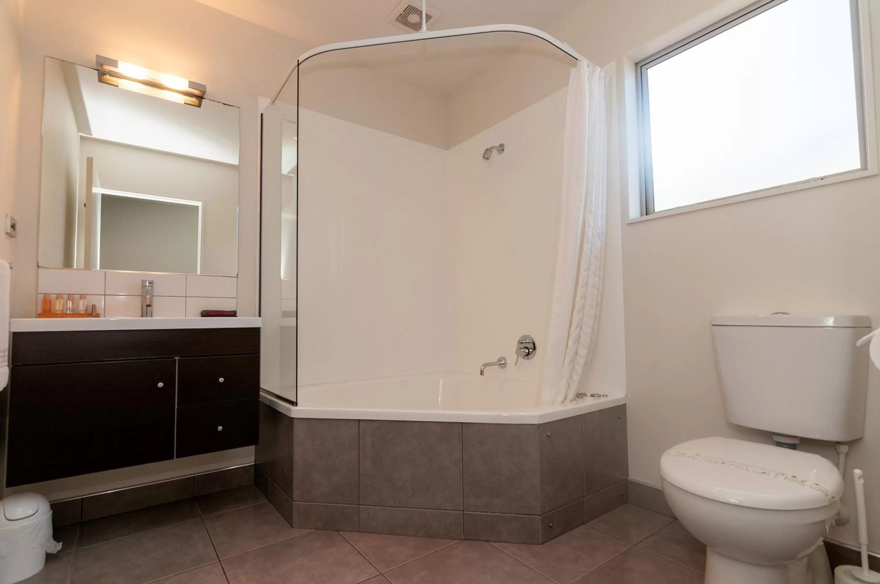 One-Bedroom Apartment with Spa Bath in The Park Motel