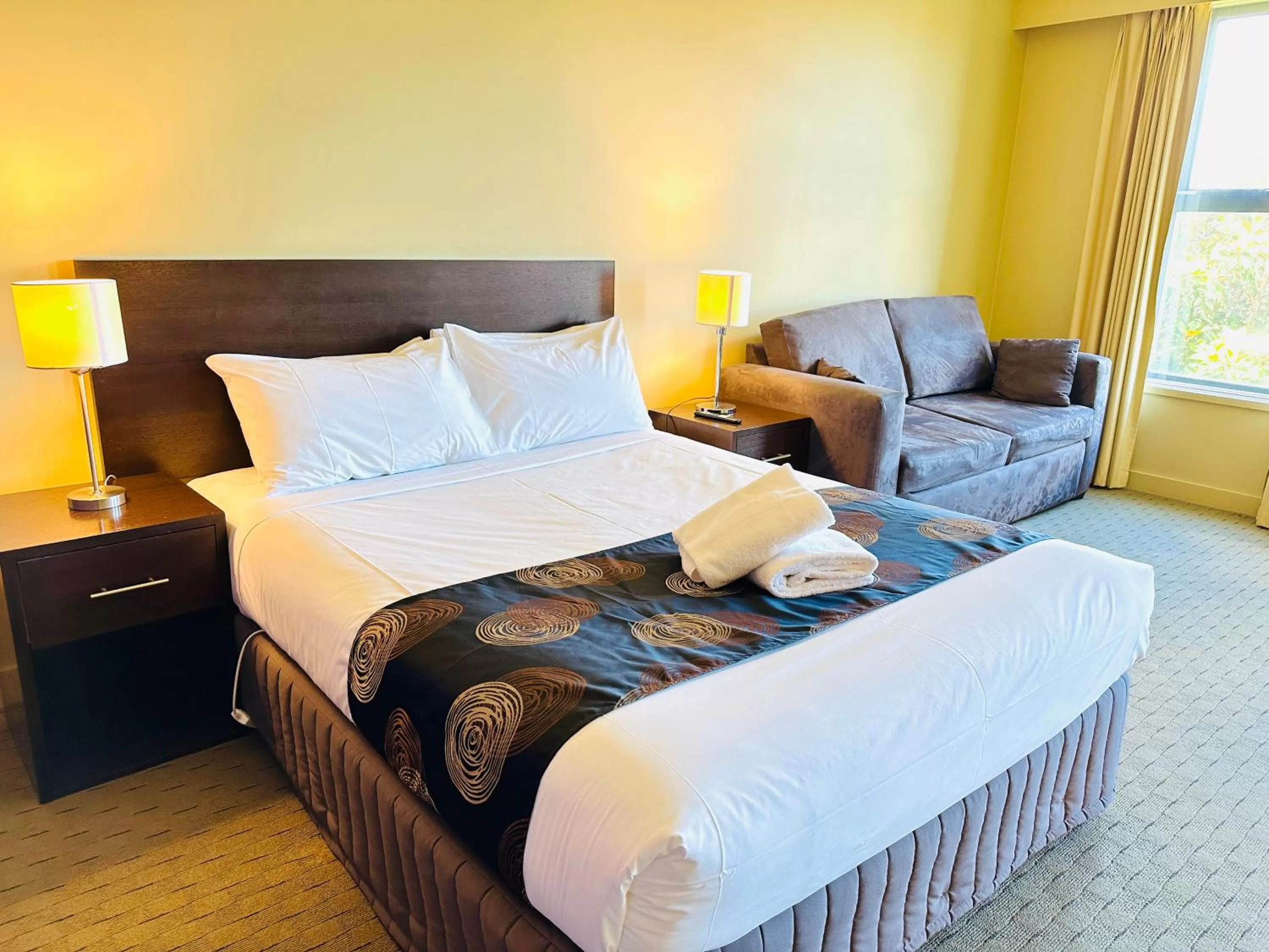 Deluxe Queen Suite in Comfort Inn & Suites City Views