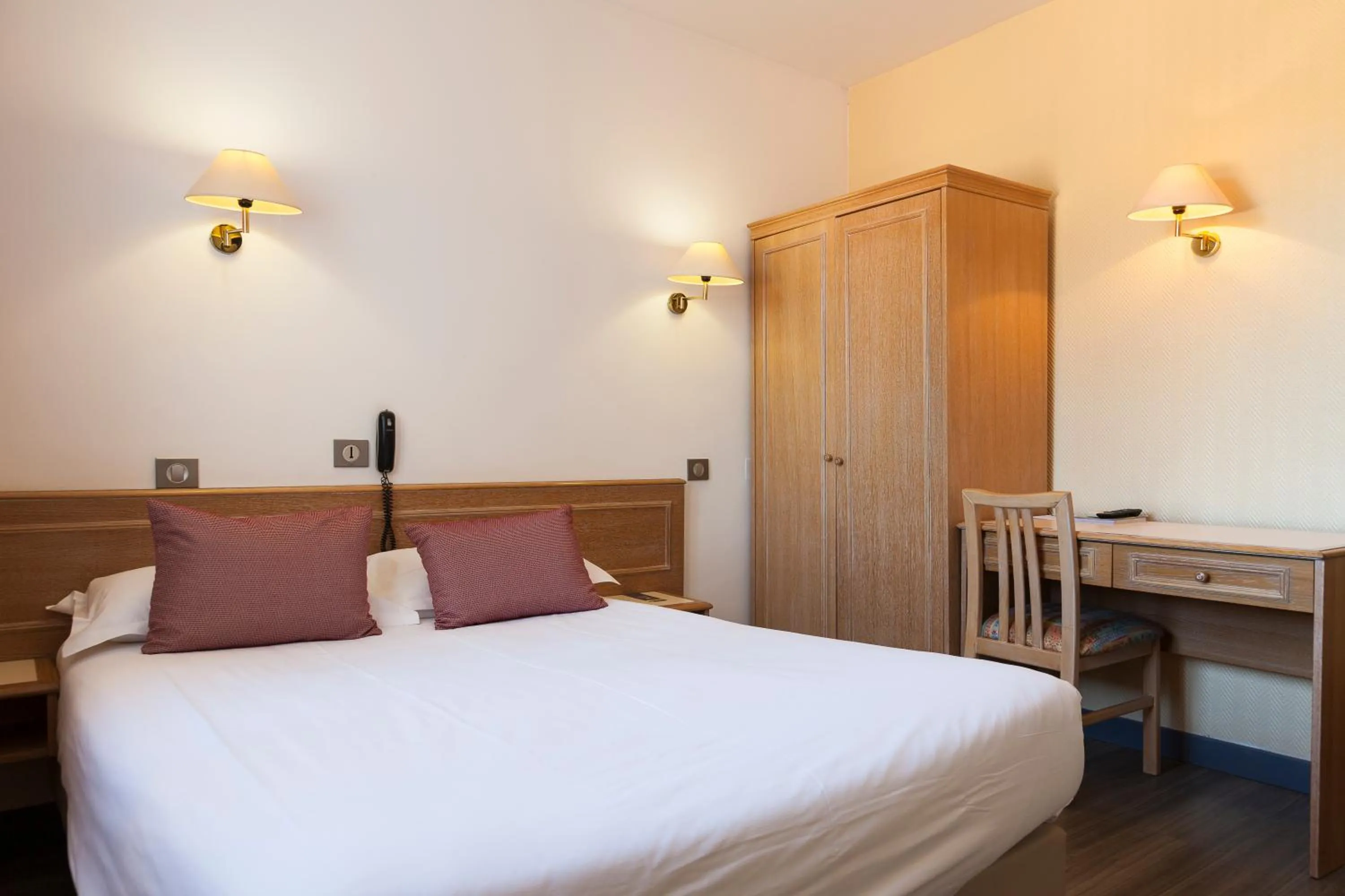 Double Room in LOGIS HOTEL & RESTAURANT L'ETAPE Bouc Bel Air - Gardanne