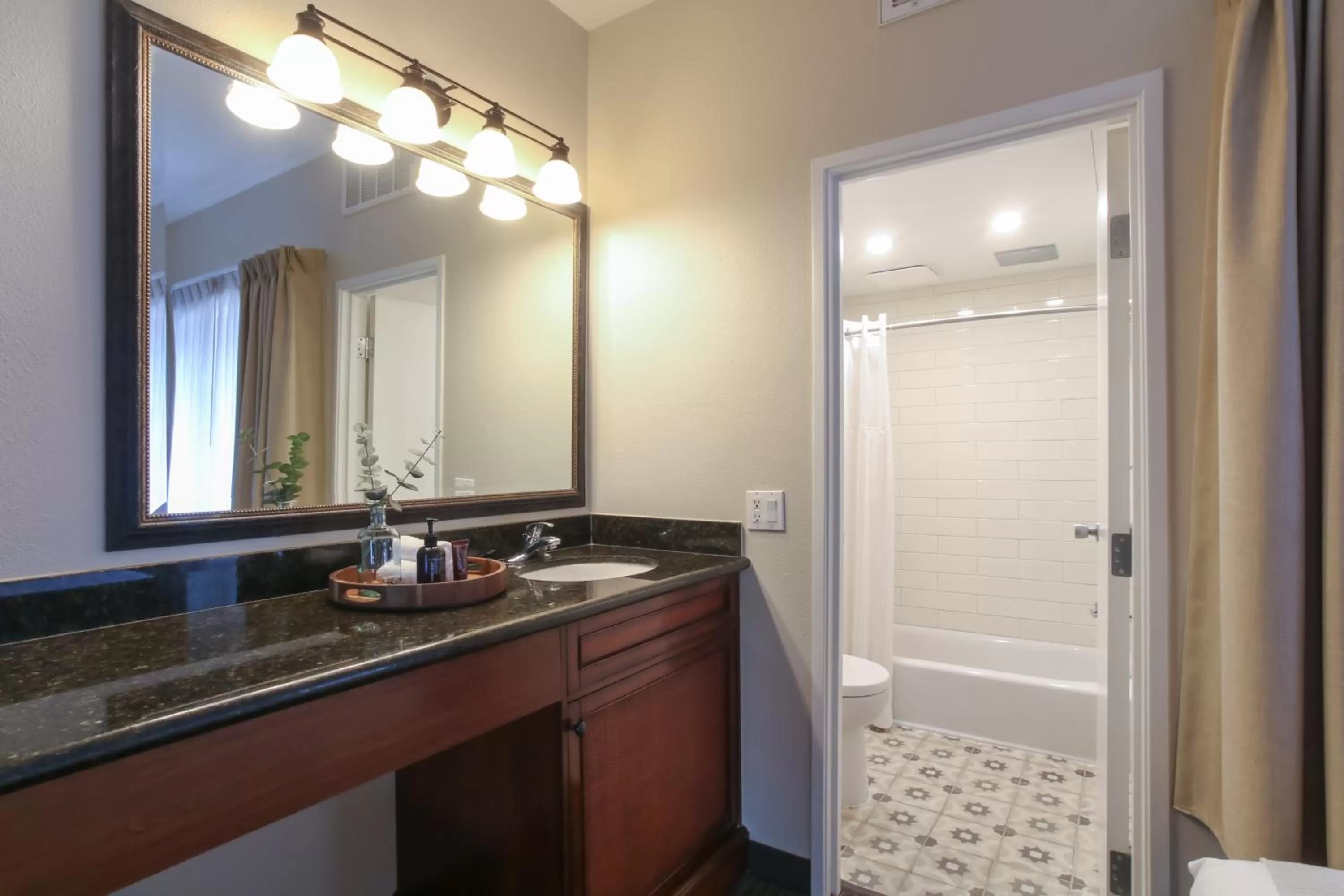 Pool View Two Room Family Suite 2 Queen Sleeper Sofa in Oxford Suites Pismo Beach