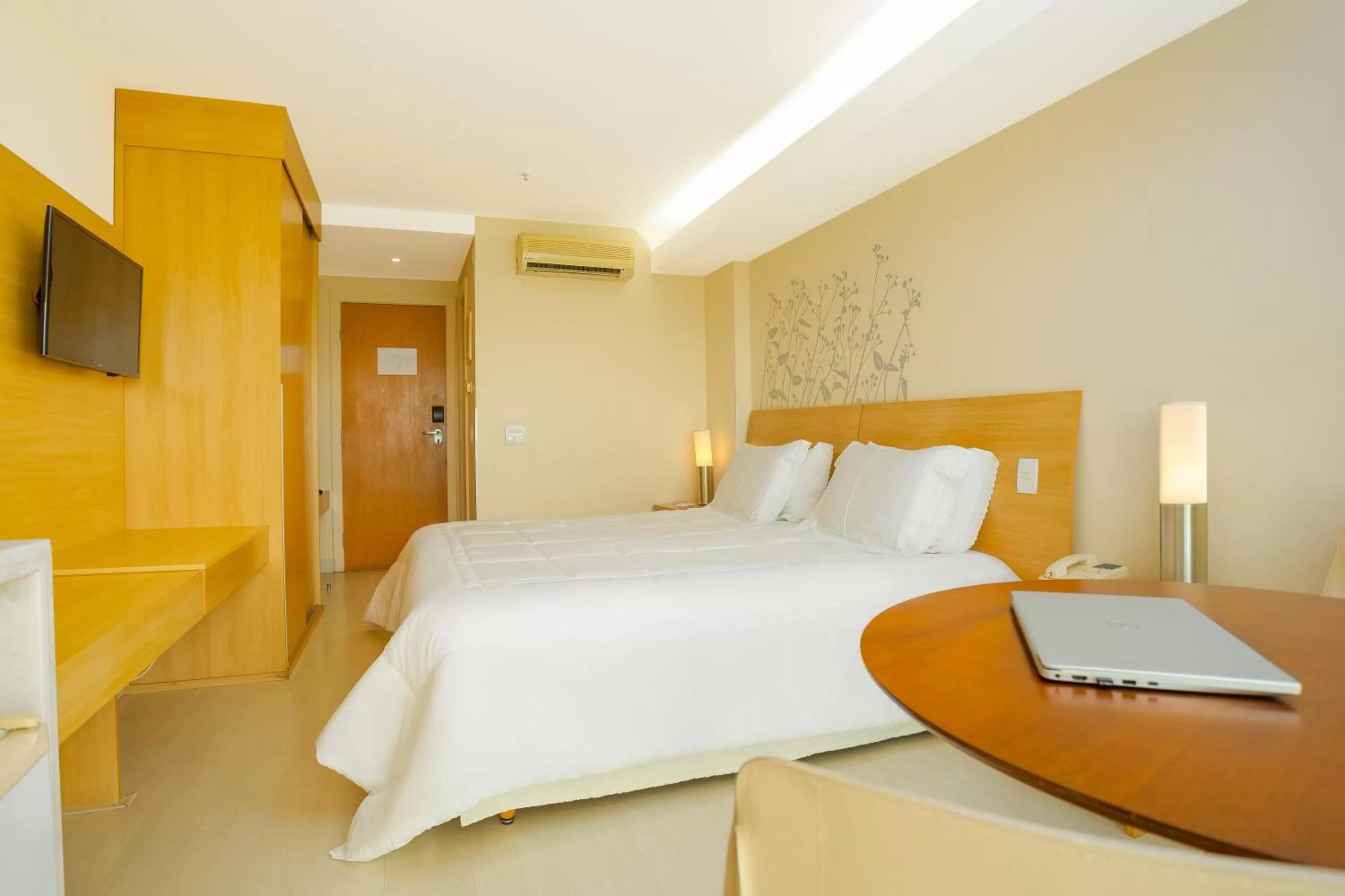 Superior King Room - single occupancy in Golden Tulip Macaé