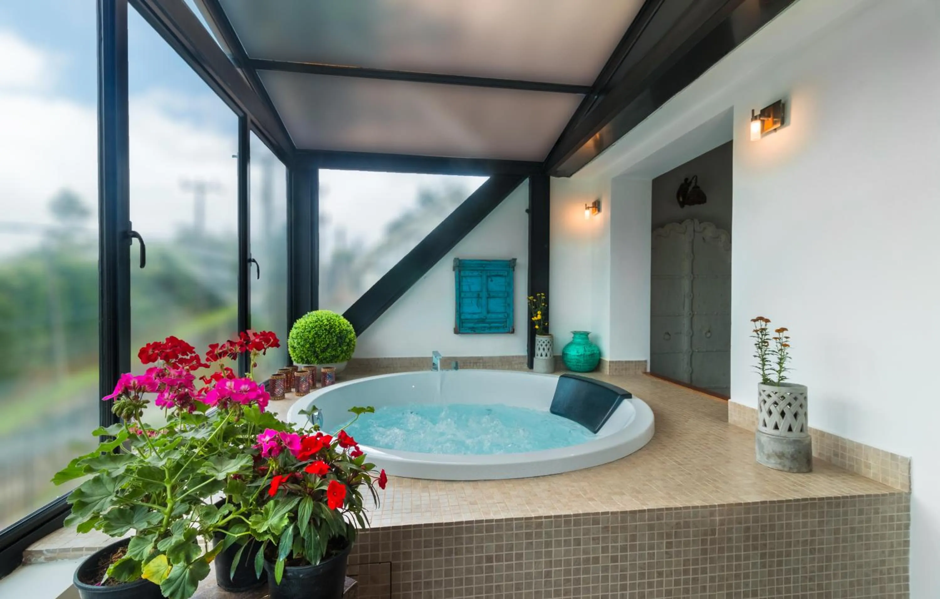 Deluxe King Suite with Jacuzzi in Kent Cottage