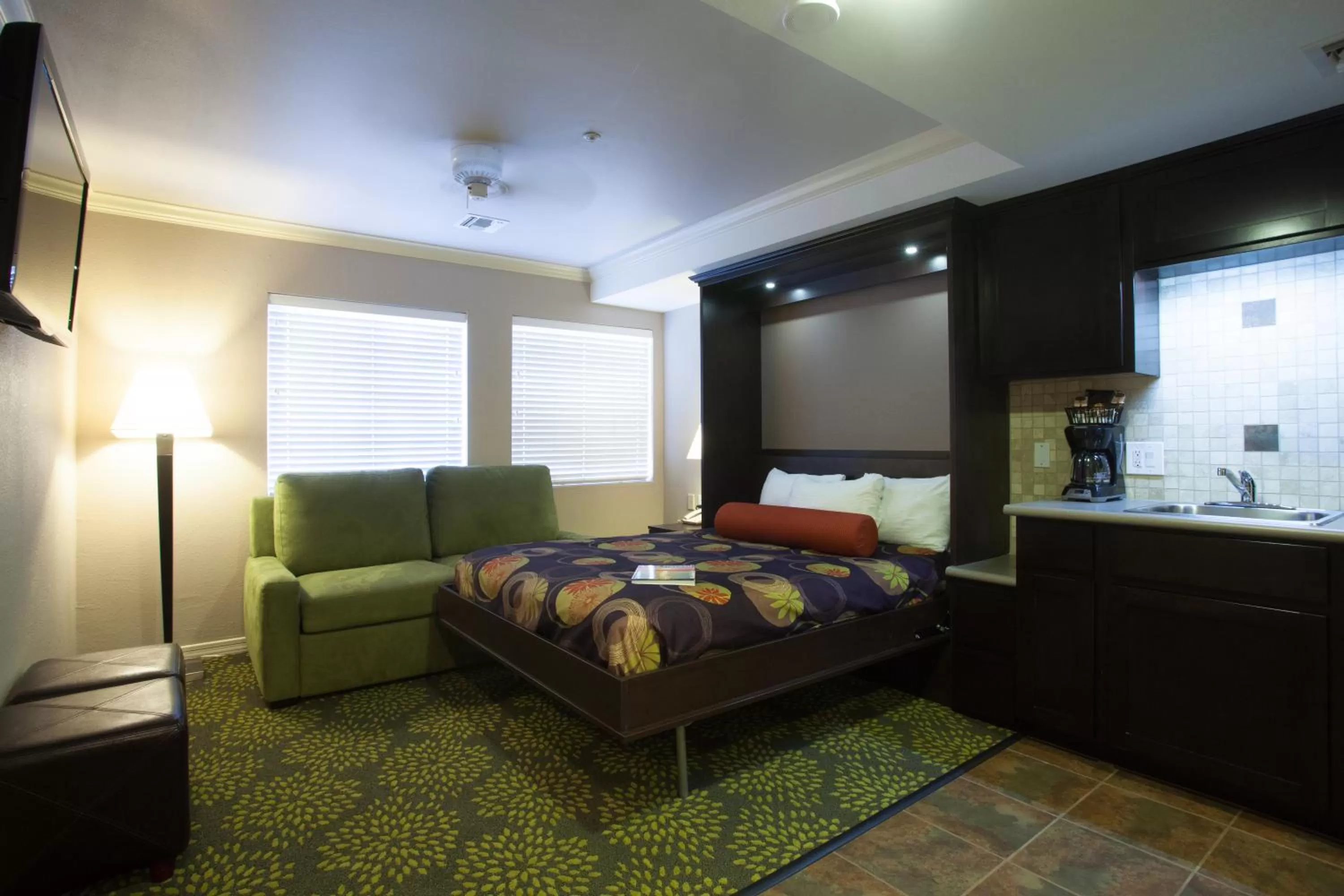 Studio Suite - Queen Murphy Bed in London Bridge Resort
