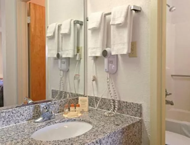 Double Room with Two Double Beds - Smoking in Days Inn by Wyndham Hernando