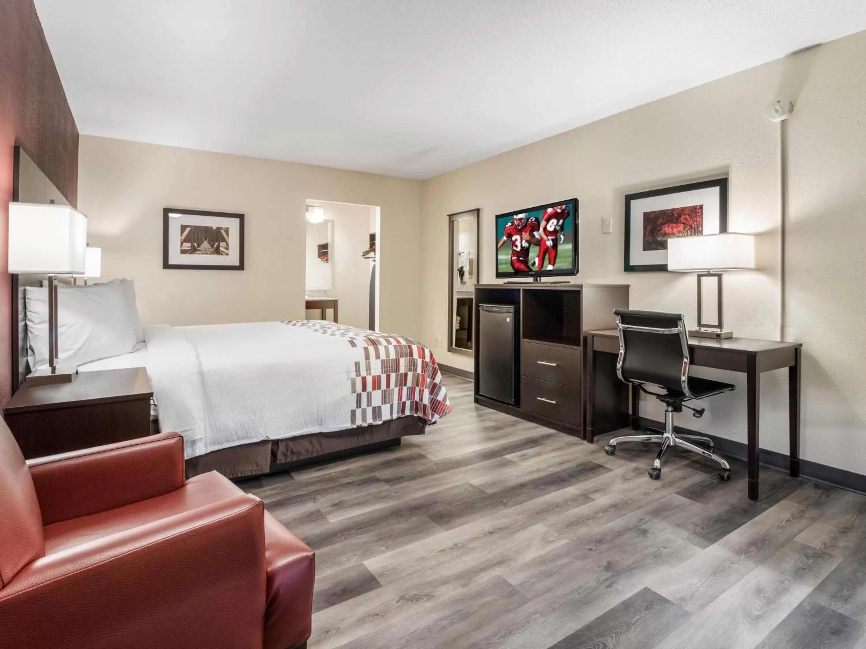  Superior King Room Non-Smoking in Red Roof Inn Dandridge