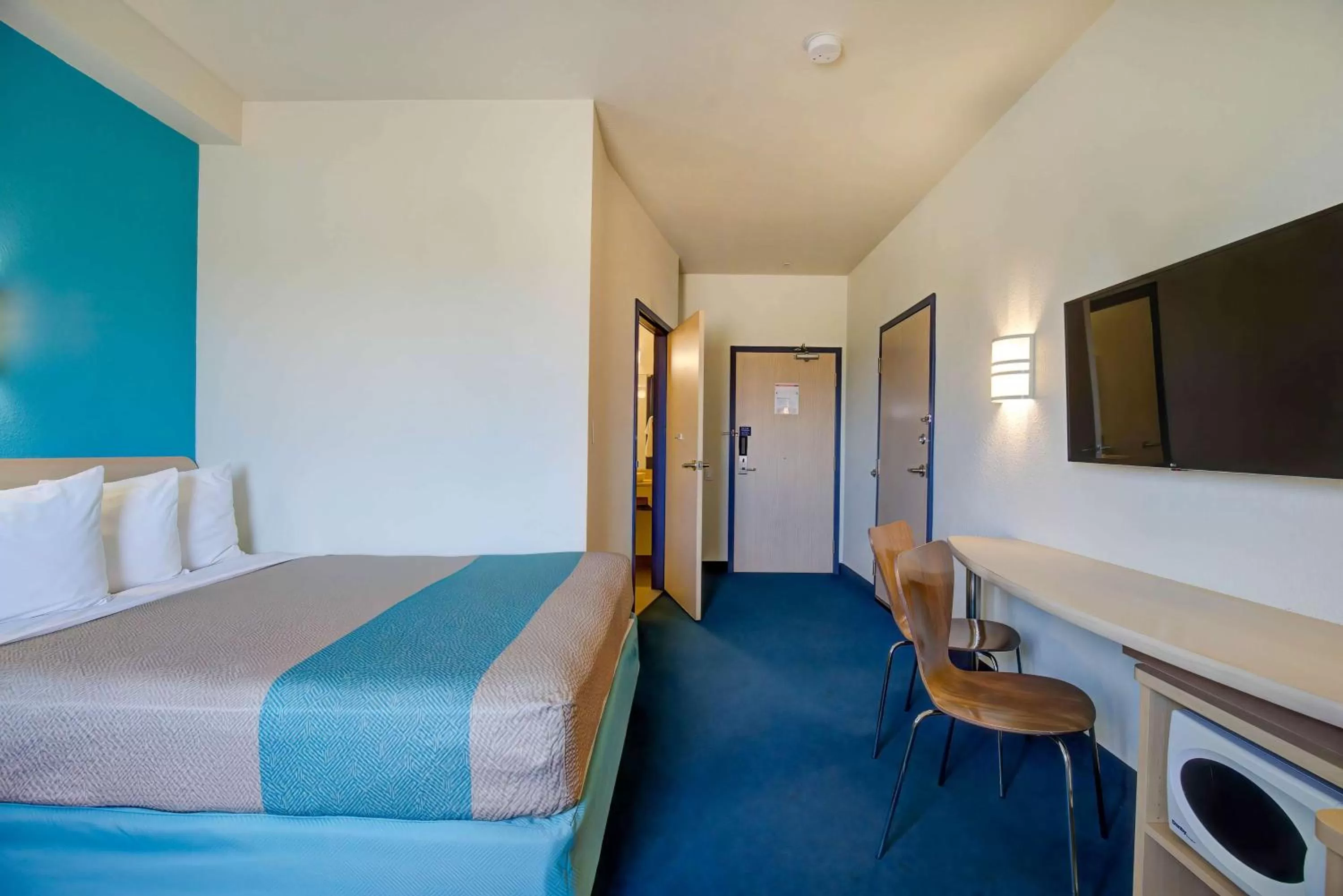 Queen Room - Non-Smoking in Motel 6-Grande Prairie, AB