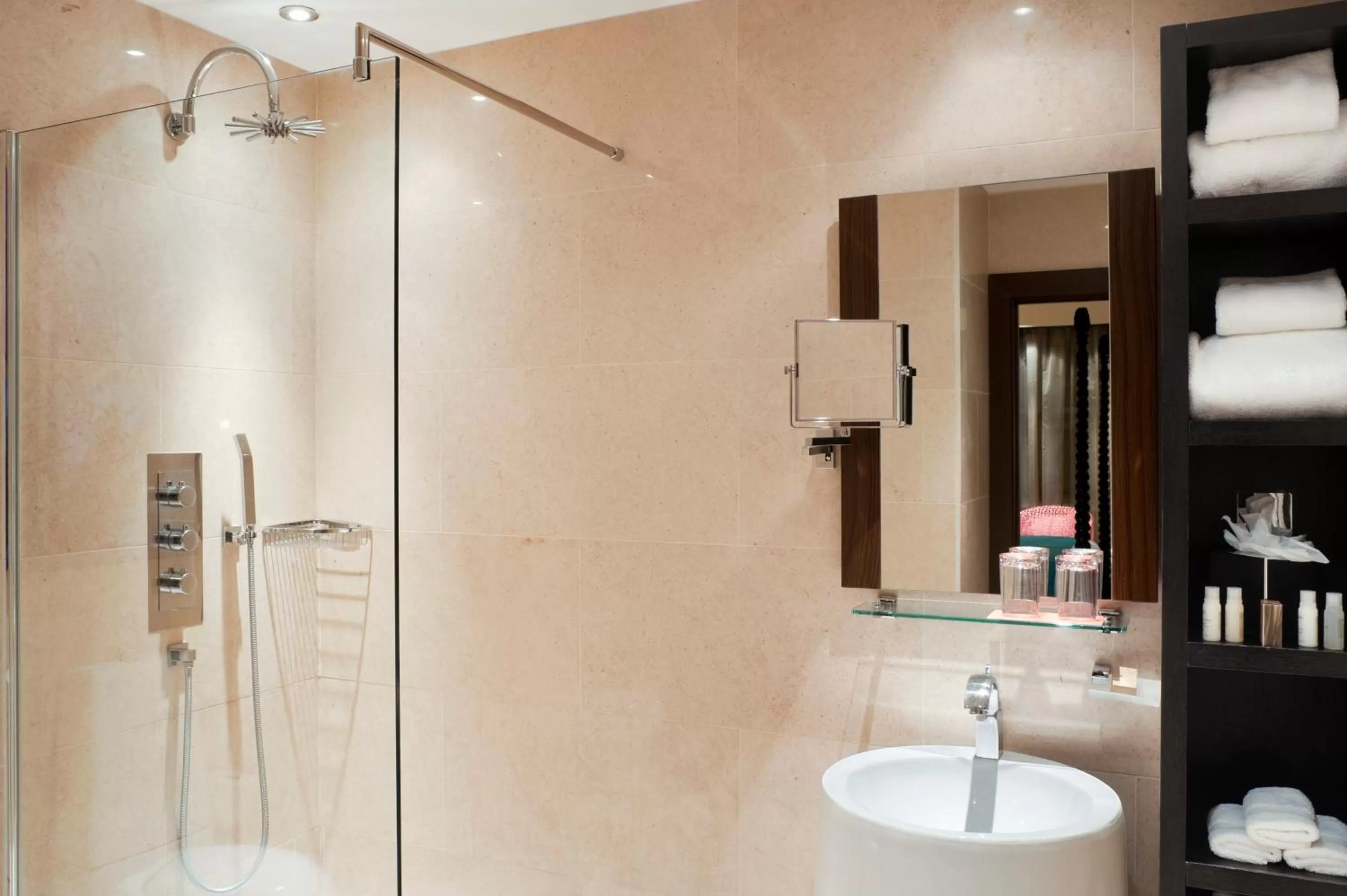 Premium King Room in Hotel Indigo London Tower Hill by IHG