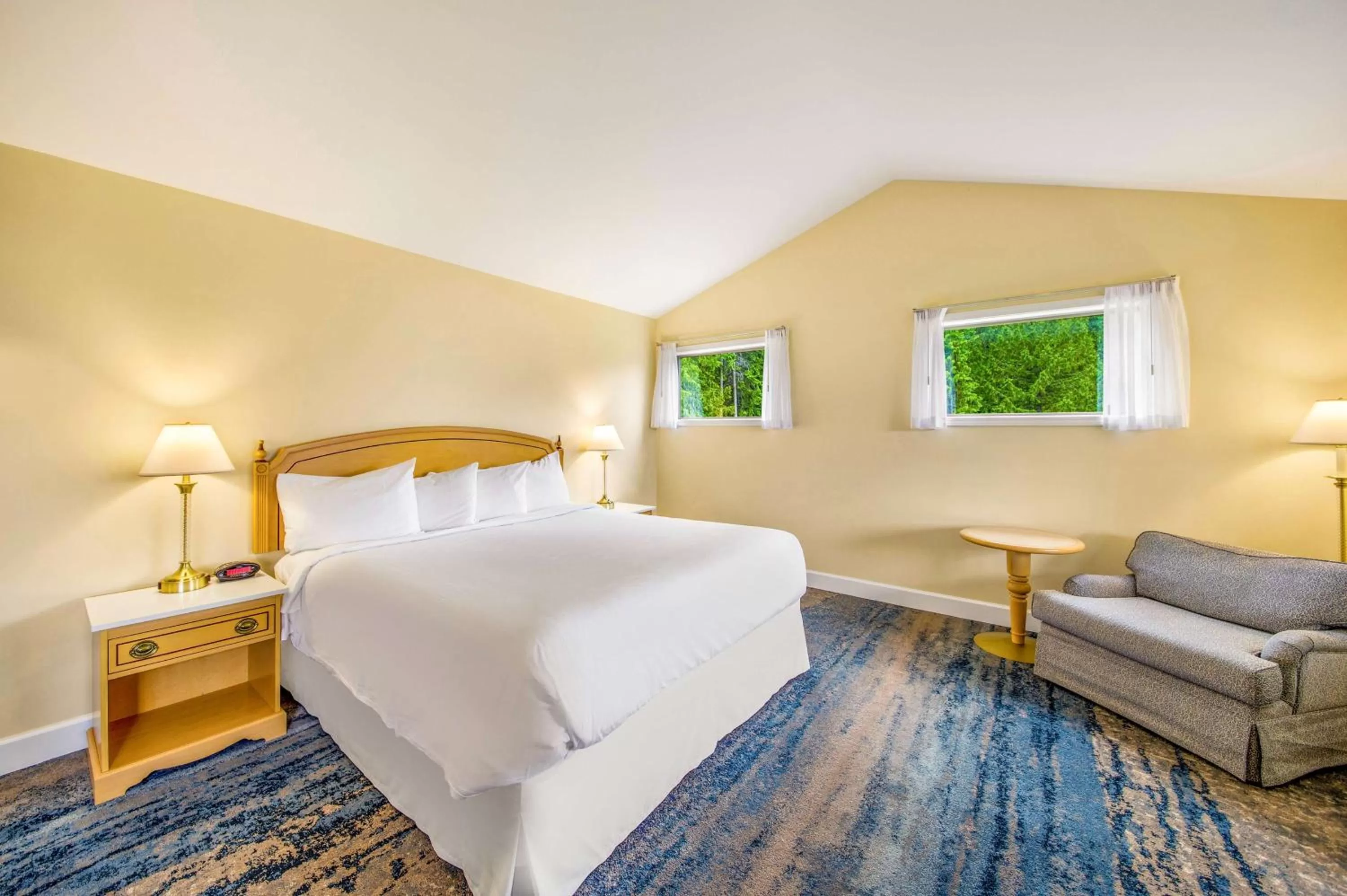 King Suite with Sofa Bed and Hot Tub - Balcony/Lake View/Non-Smoking in Kootenay Lakeview Resort BW Signature Collection