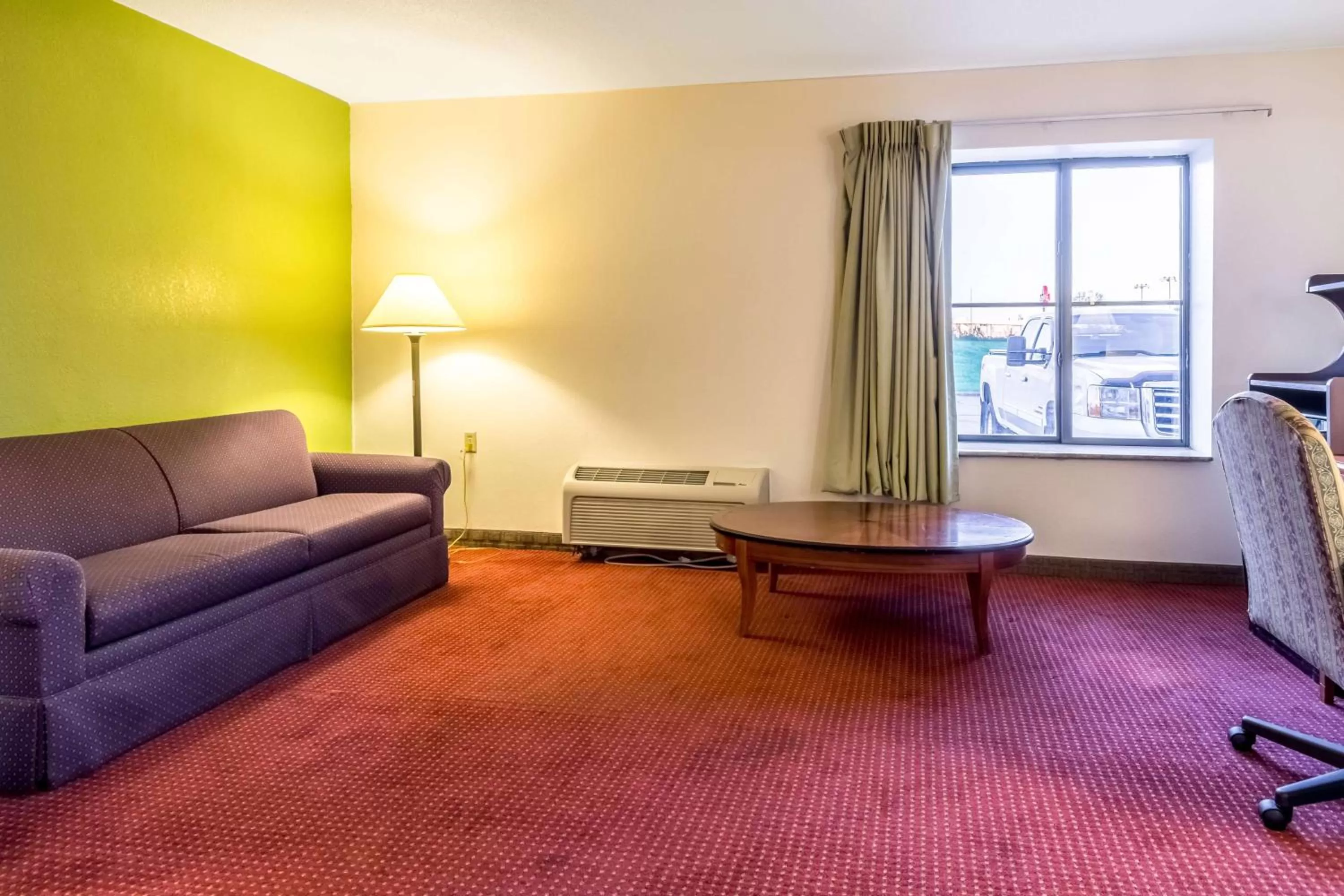 Deluxe King Room - single occupancy - Non-Smoking in Motel 6-Springfield, OH