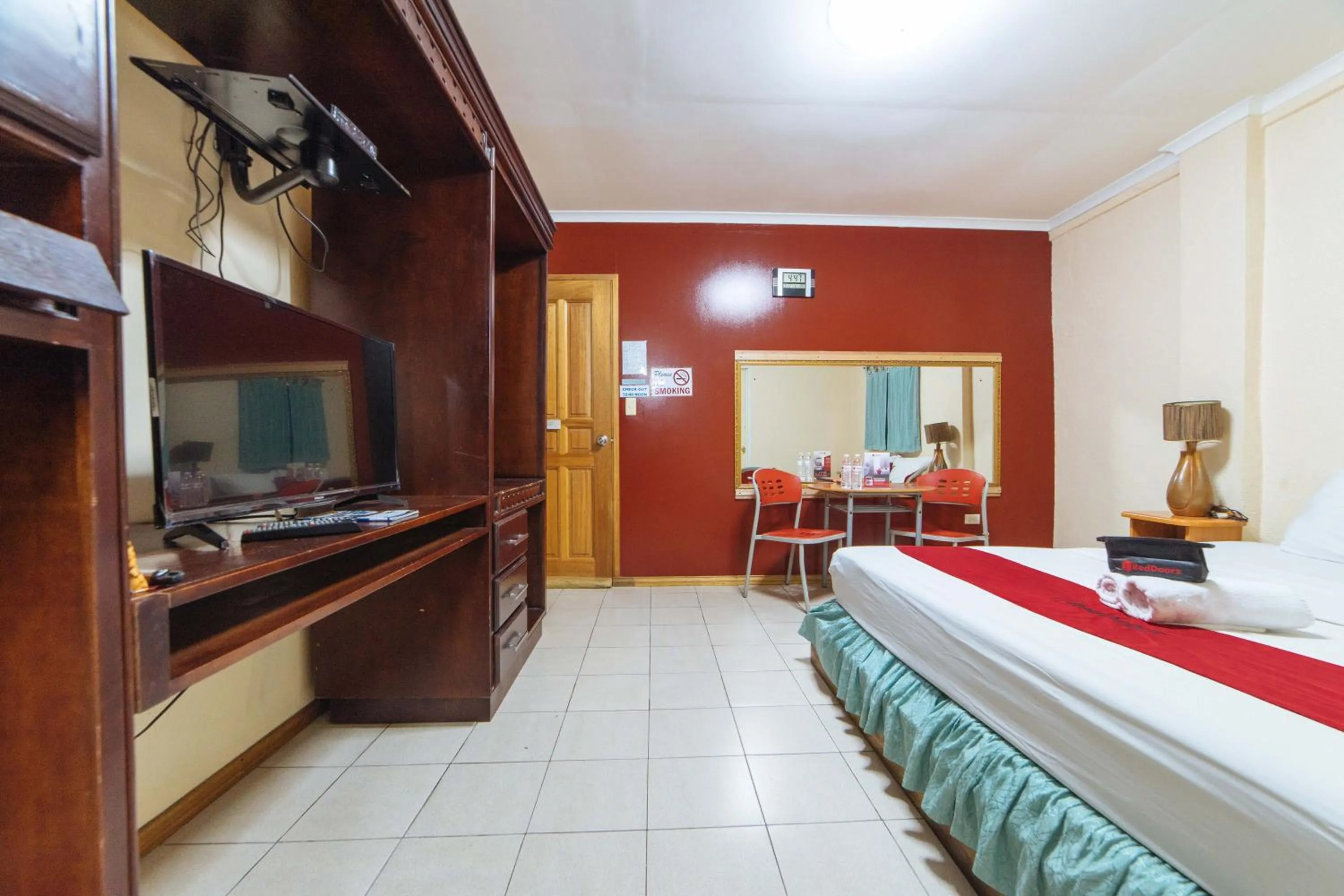 Standard Queen Room in RedDoorz @ Clarkview 21st Street Angeles City