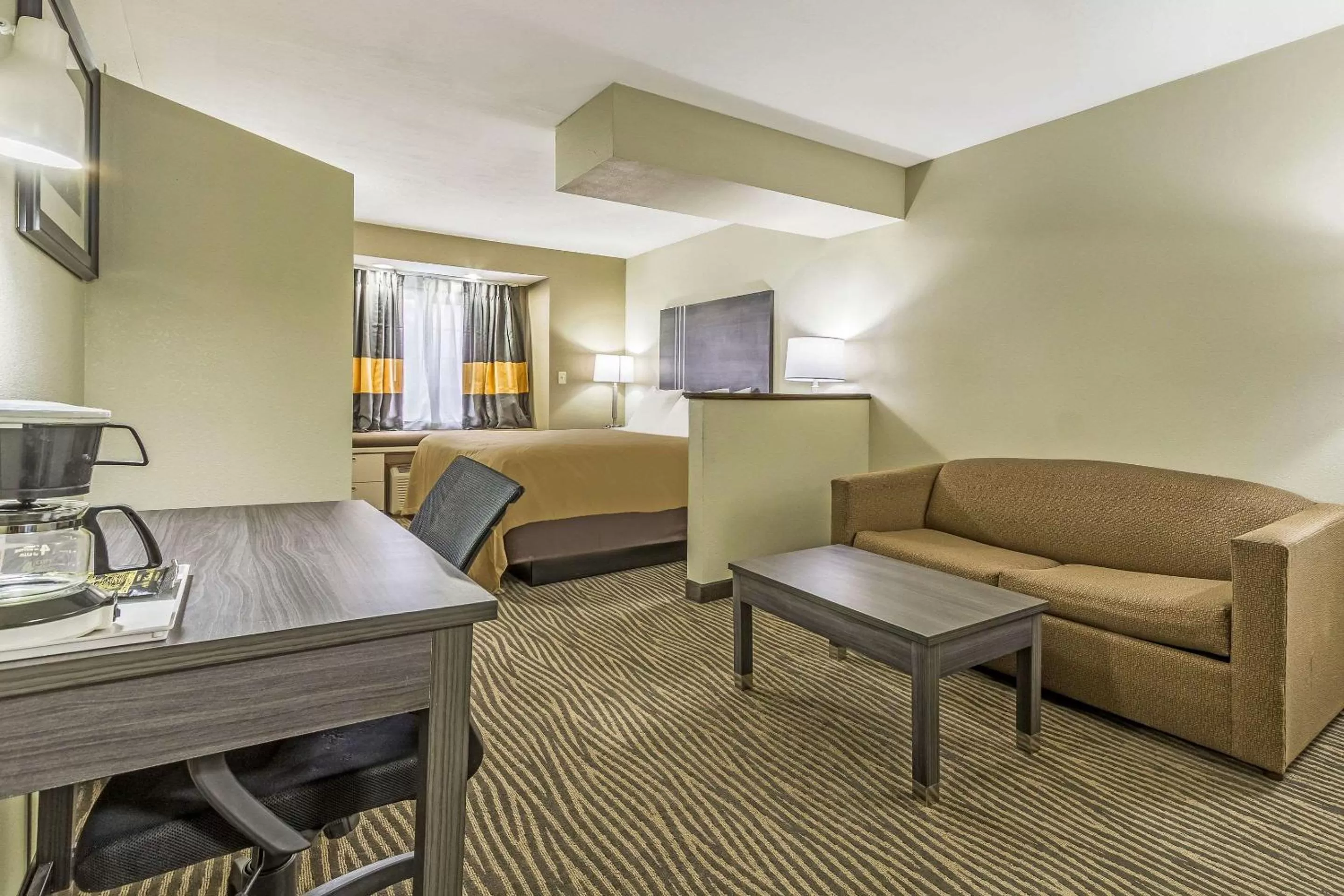 King Suite with Sofa Bed in Quality Inn & Suites North Lima - Boardman