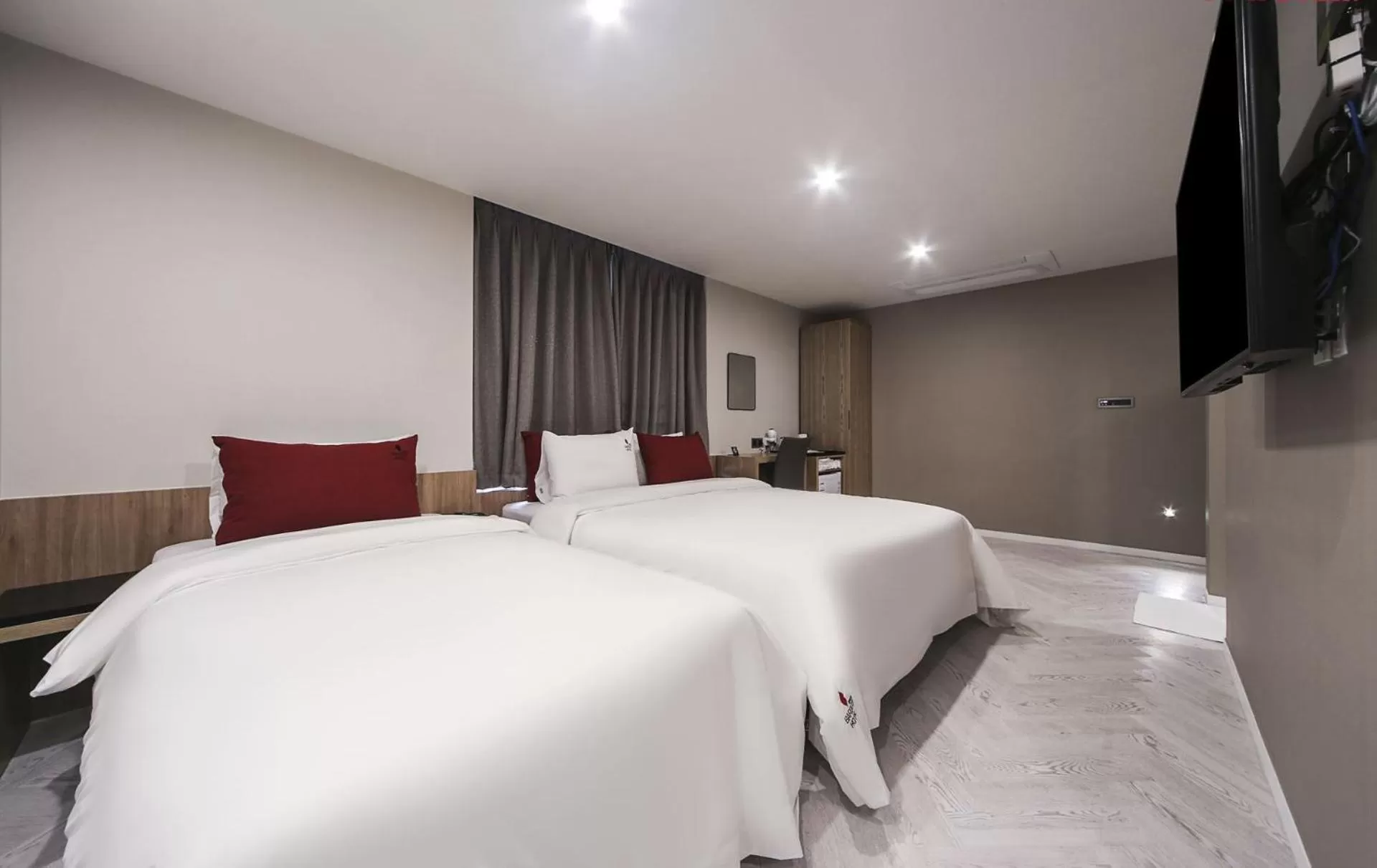 Deluxe Twin Room in Maron Hotel Nampo