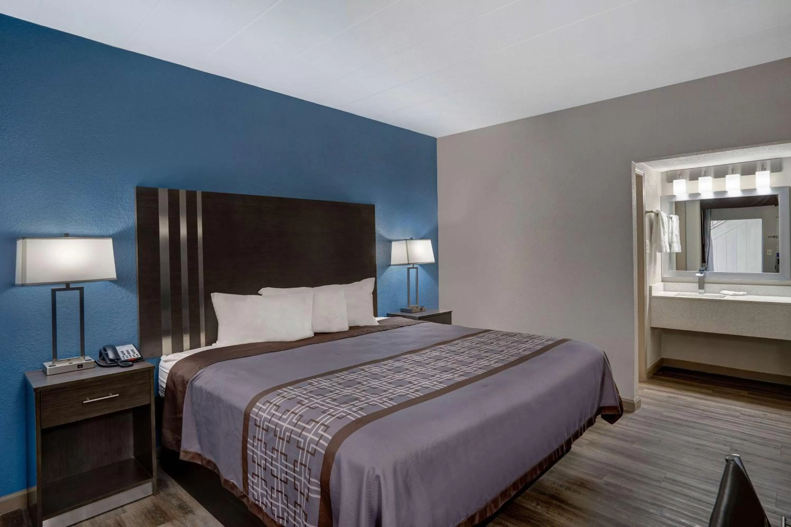 King Suite with Spa Bath - Smoking in Motel 6 Burlington