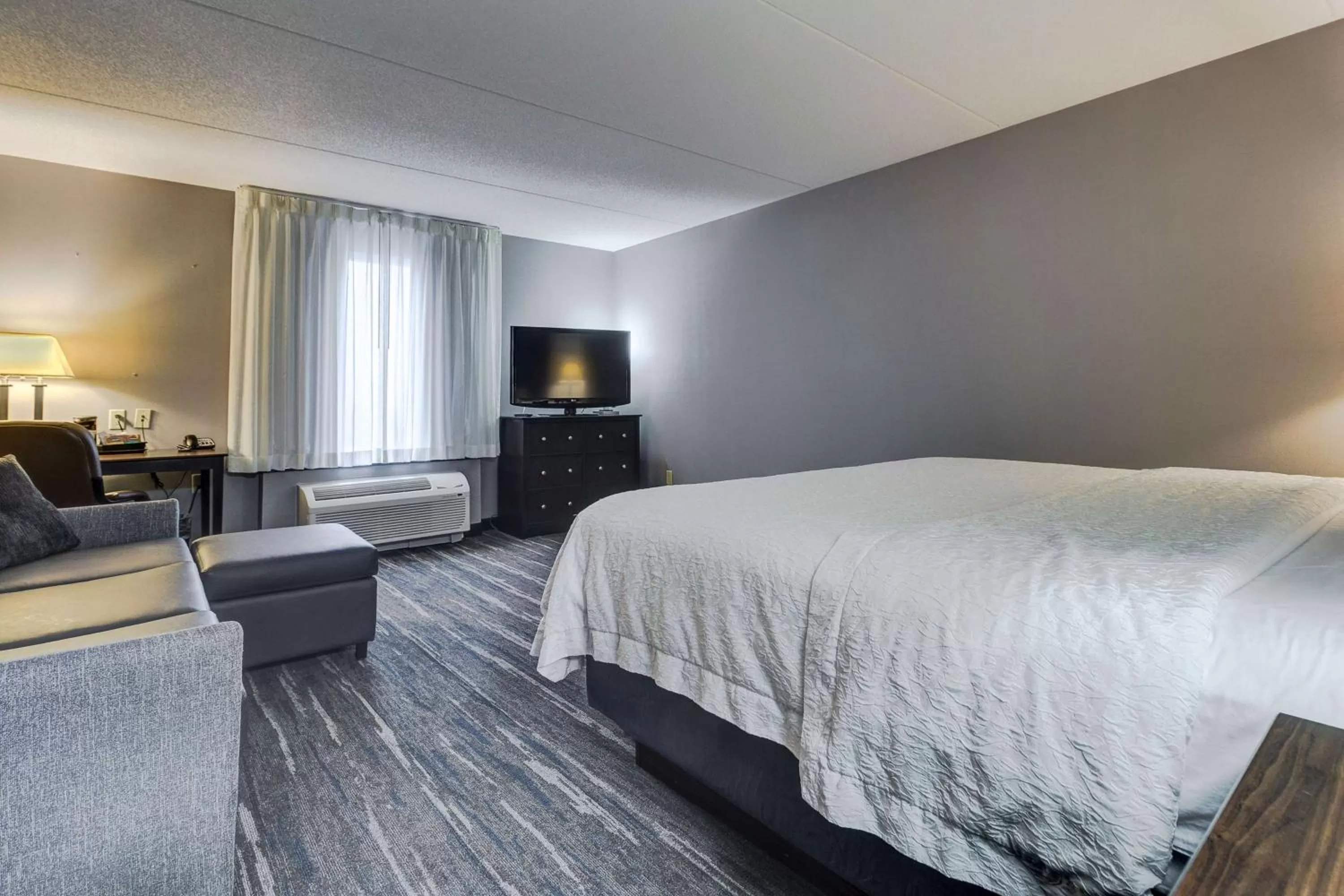 King Study with Sofa Bed - Non-Smoking  in Hampton Inn & Suites by Hilton Brantford