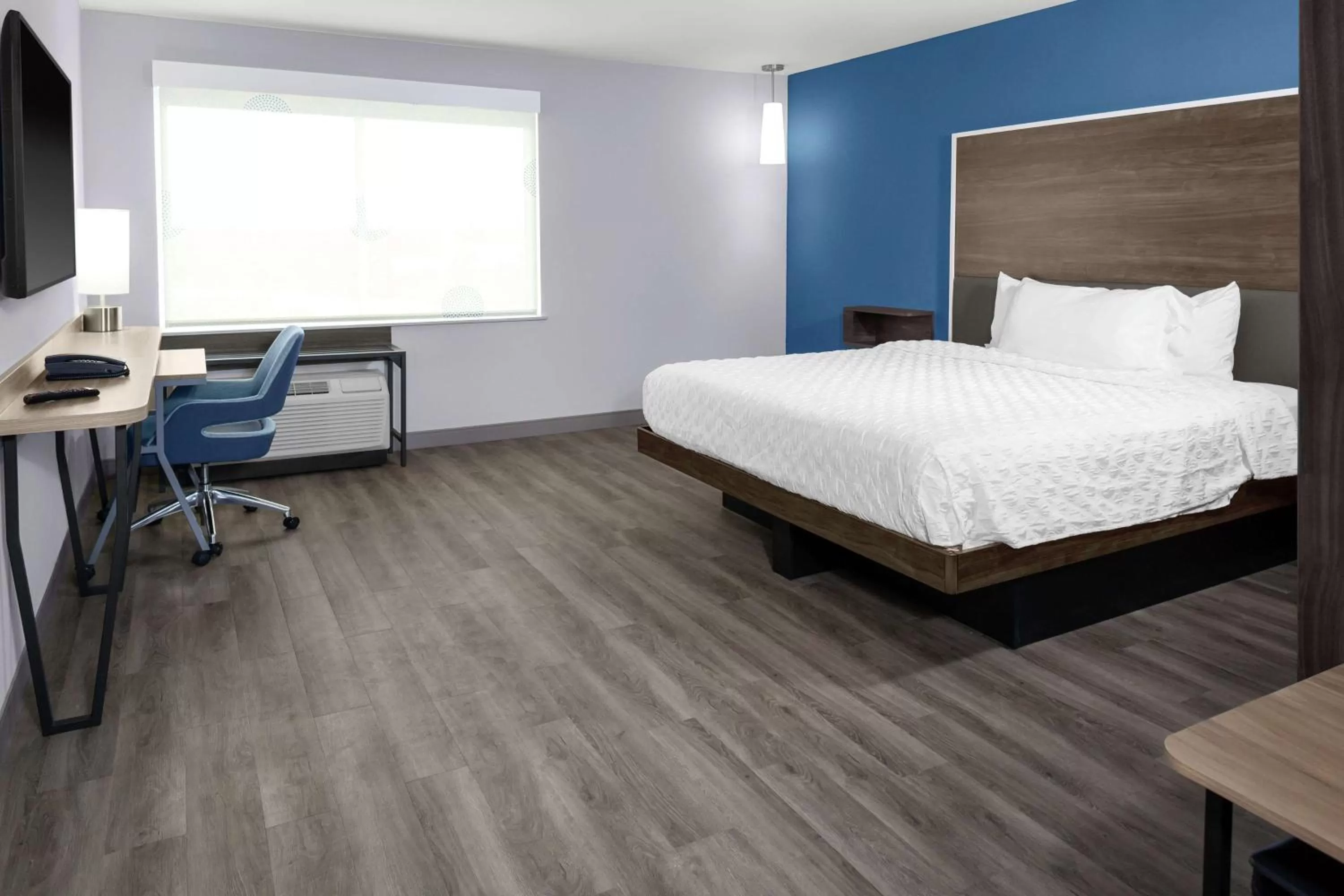 King Room with Accessible Tub - Mobility Access in Tru By Hilton Gilbert