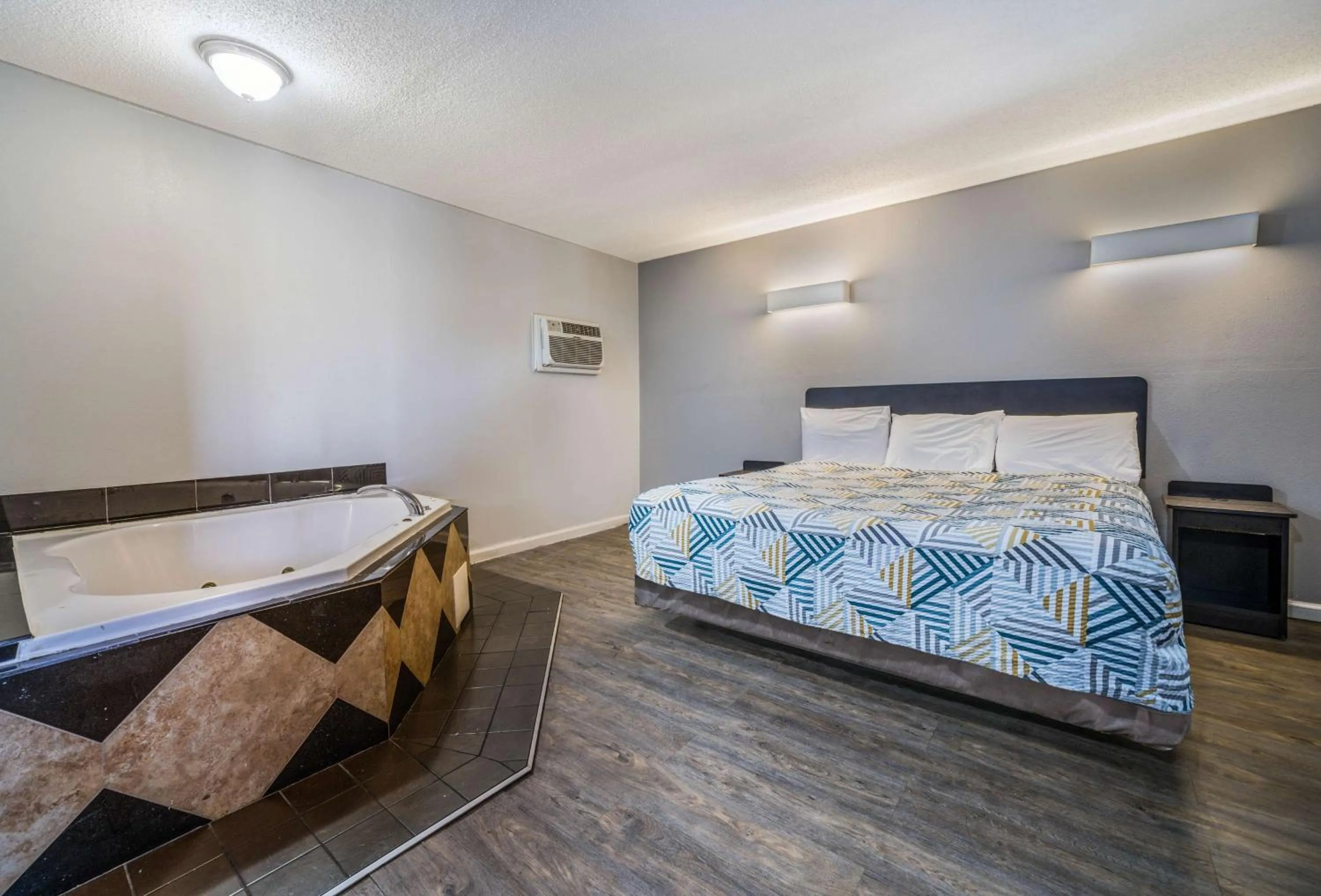 King Room - Non-Smoking in Motel 6-Toms River, NJ