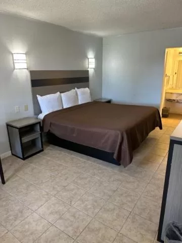 Standard King Room in Executive Inn Mercedes Weslaco