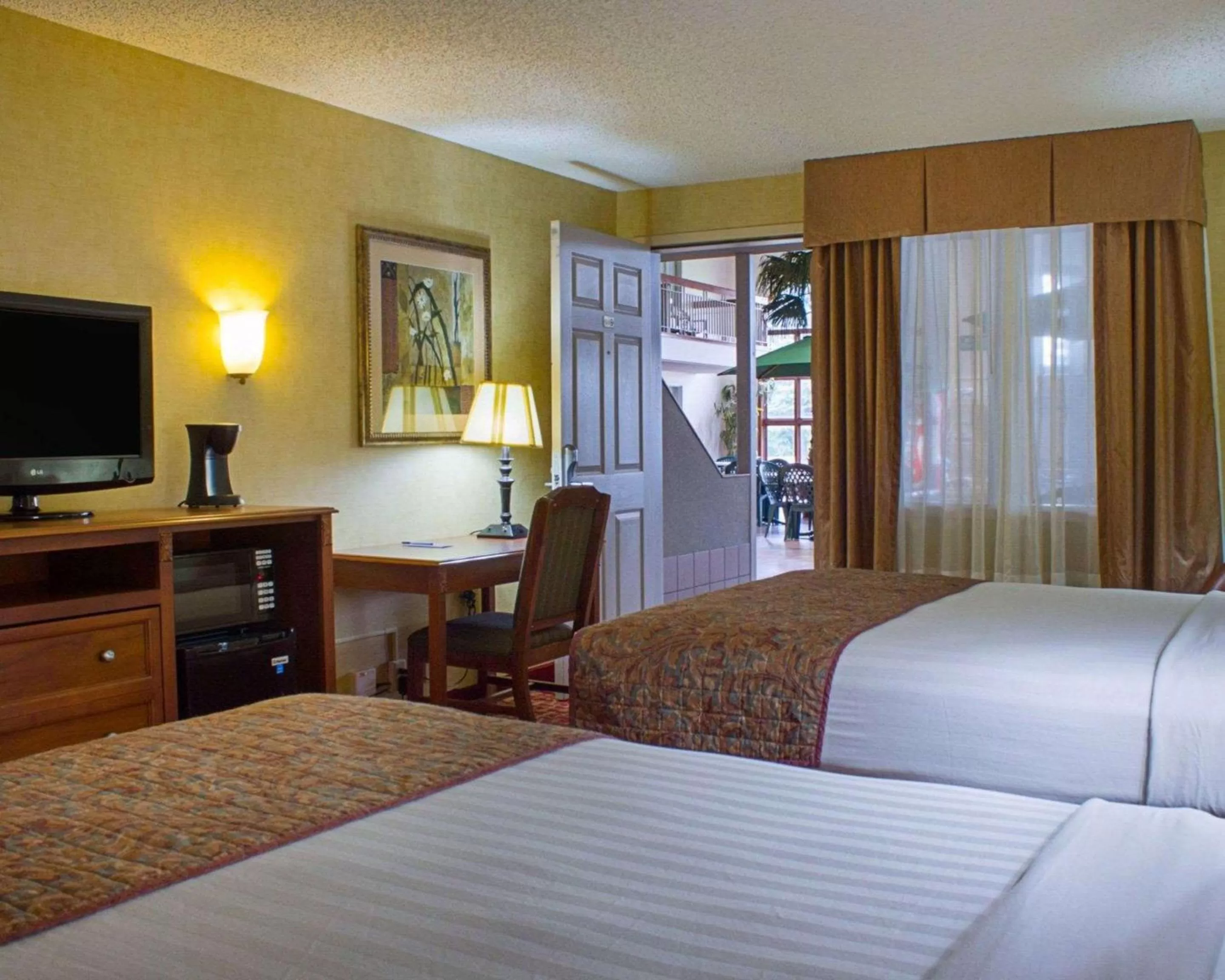 Queen Room with Two Queen Beds and Patio - Non-Smoking in Rodeway Inn Columbia Mall Loop