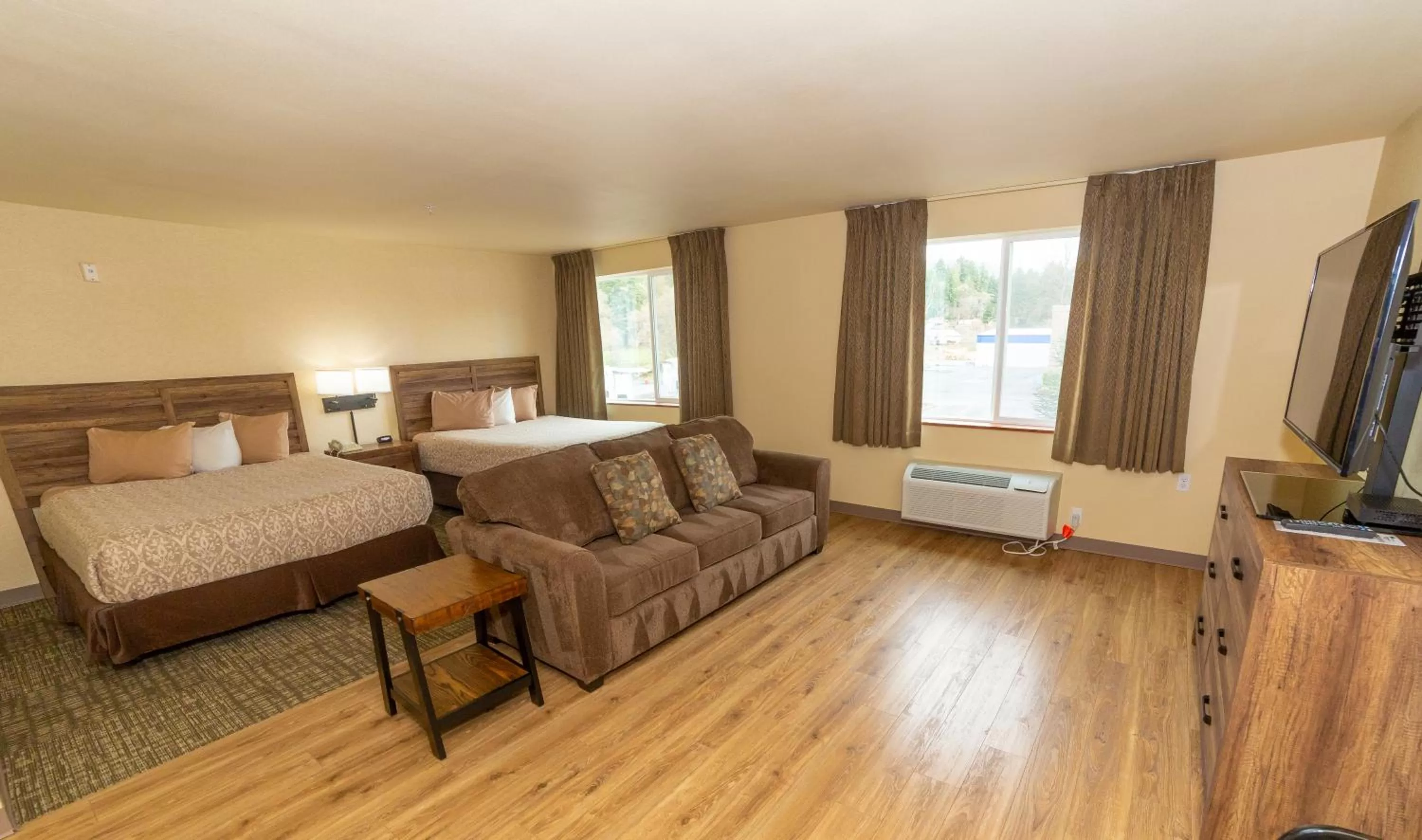 Superior Queen Room in Clatskanie River Inn