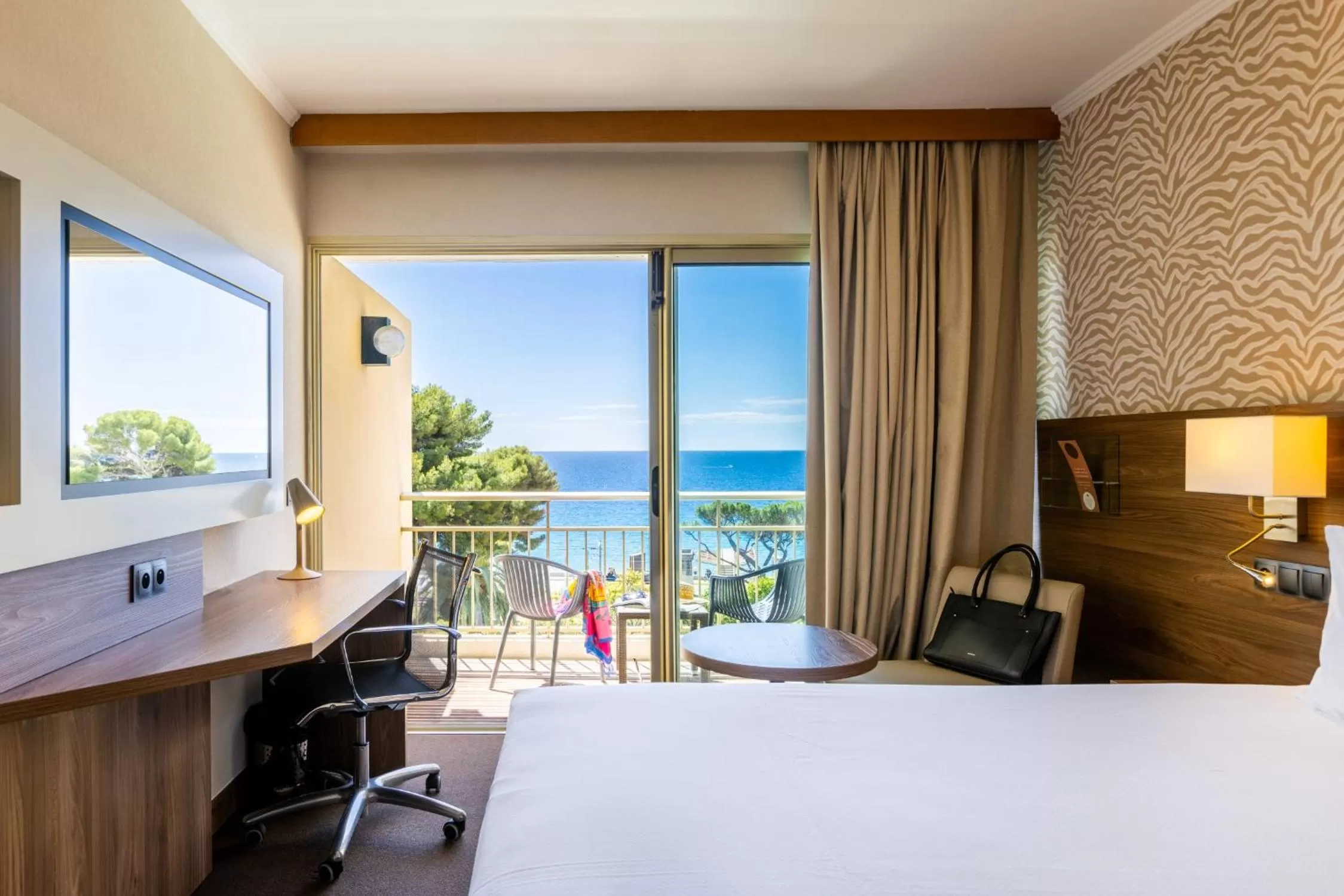 Executive Twin Room with Sea View in Luxotel Cannes