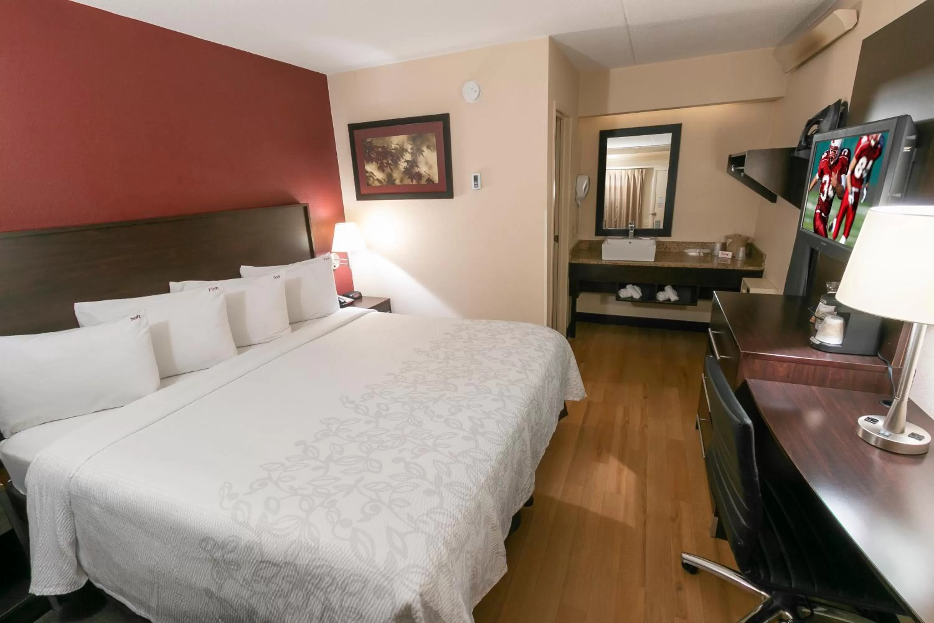 Superior King Room Smoke Free in Red Roof Inn PLUS+ Secaucus - Meadowlands