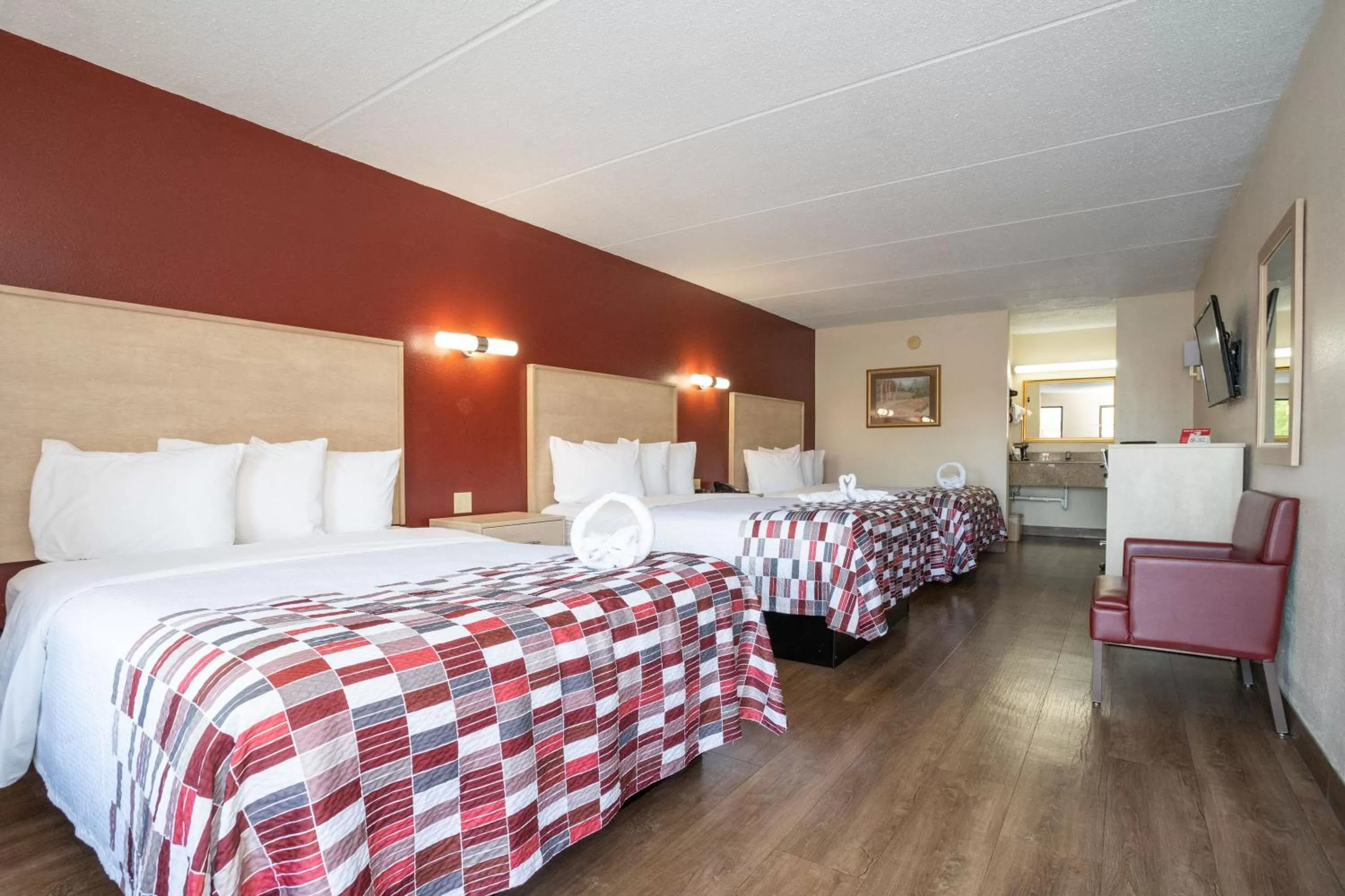 Deluxe Room with Three Queen Beds Non-Smoking in Red Roof Inn & Suites Pigeon Forge Parkway