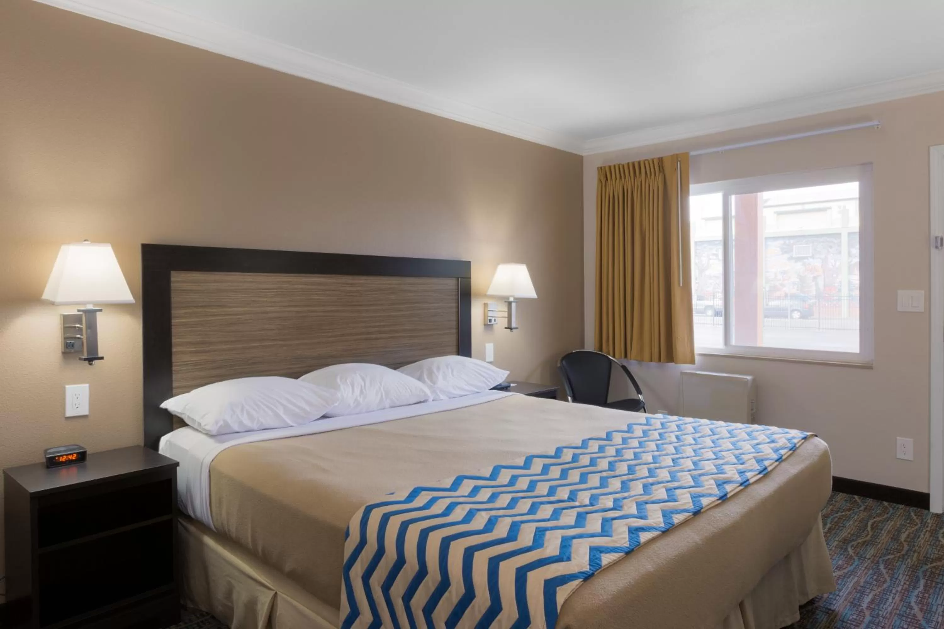King Room with Roll-In Shower - Mobility Access/Non-Smoking in Travelodge by Wyndham Eureka