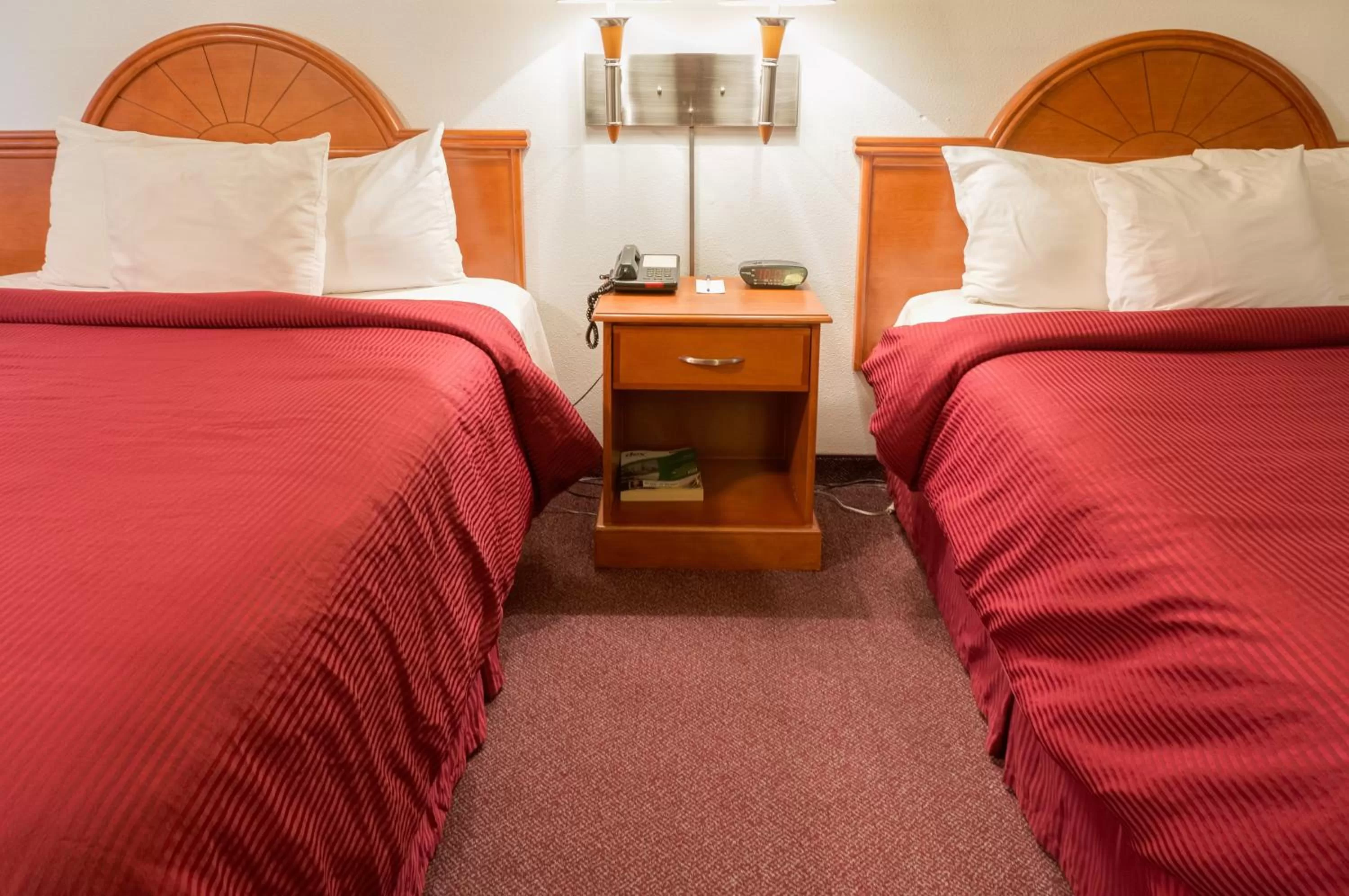 Deluxe Queen Room with Two Queen Beds in GuestHouse Inn Fife