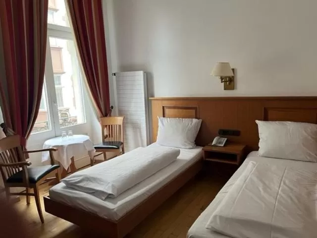 Standard Twin Room in Hotel Römischer Kaiser