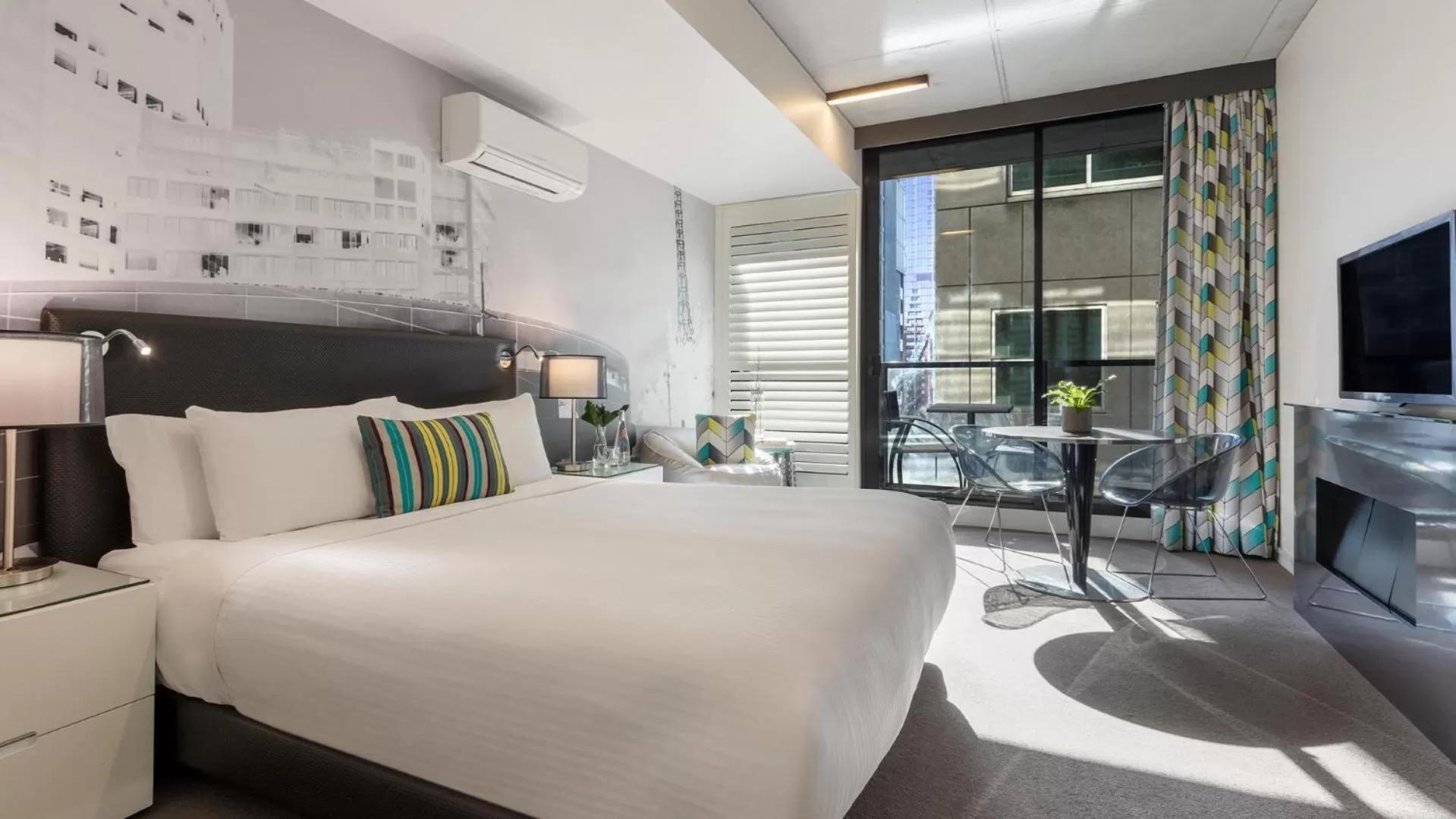 Studio Apartment with Balcony in Oaks Melbourne on William Suites