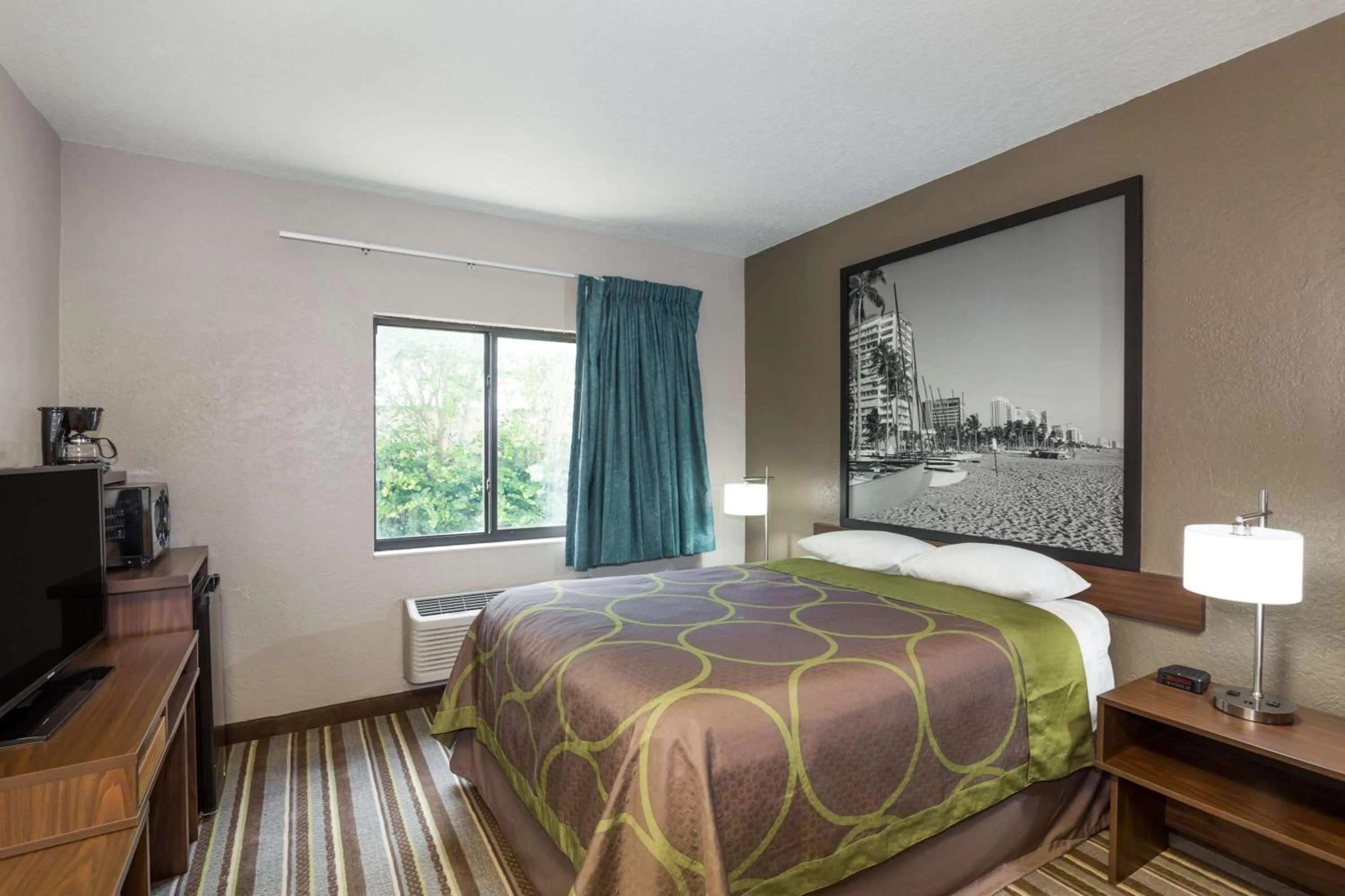 1 Queen Bed, Deluxe Mobility/Hearing Access Room, Tub w/grab bars, Non-Smoking in Super 8 by Wyndham Pompano Beach