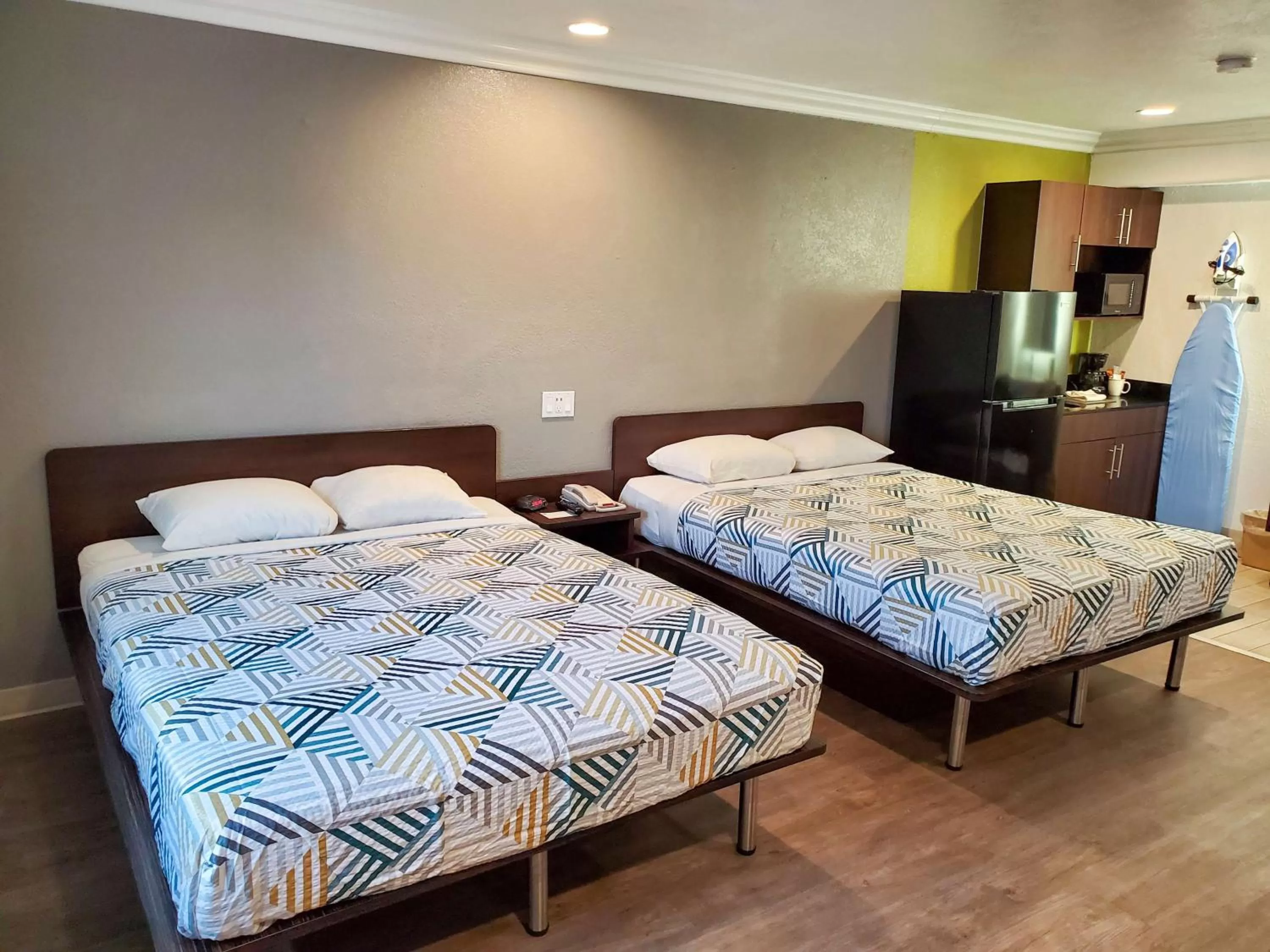 Quadruple Room - Disability Access - Non-Smoking in Studio 6-National City, CA - Naval Base San Diego