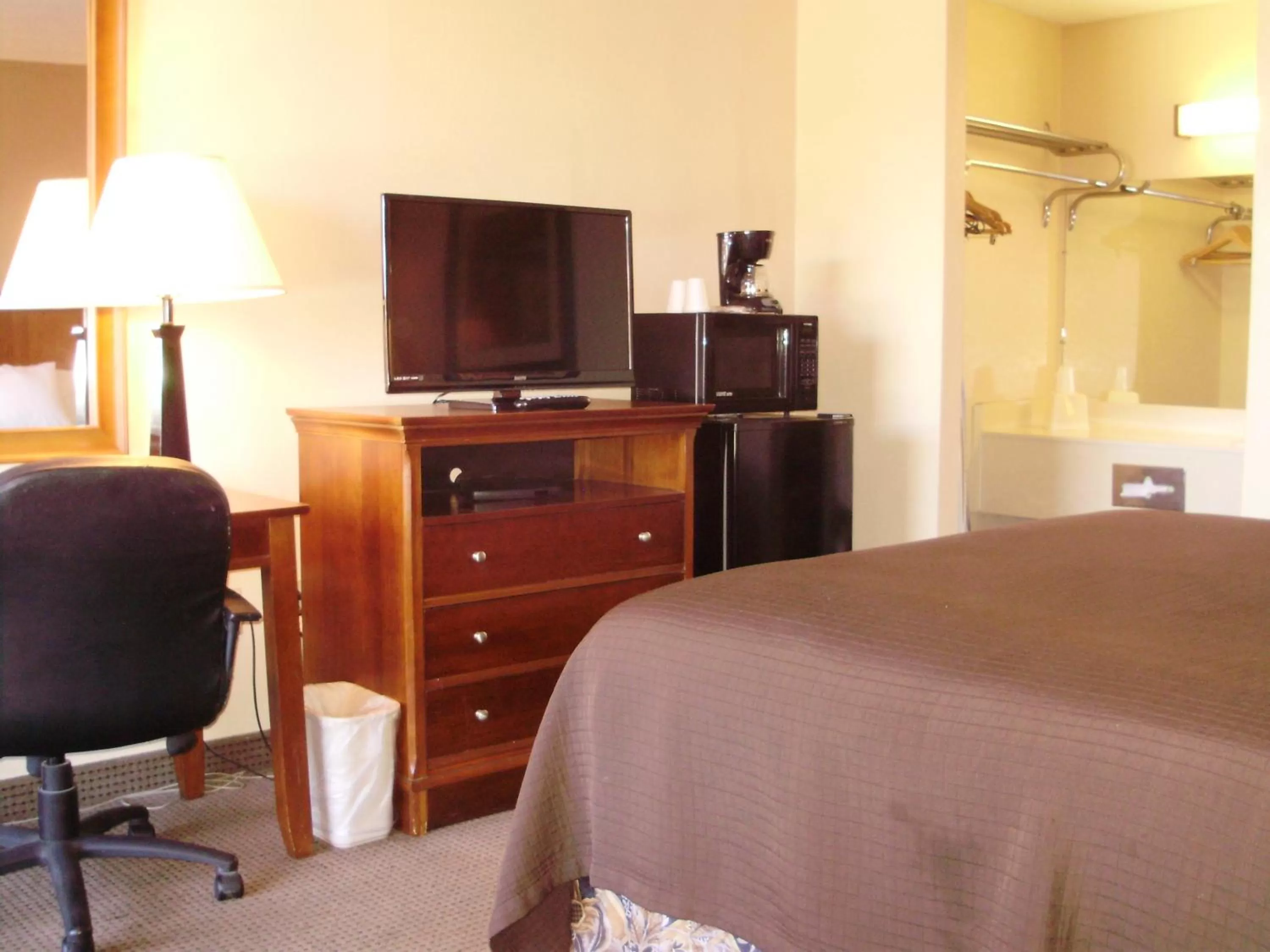 Queen Room in Trade Winds Central Inn