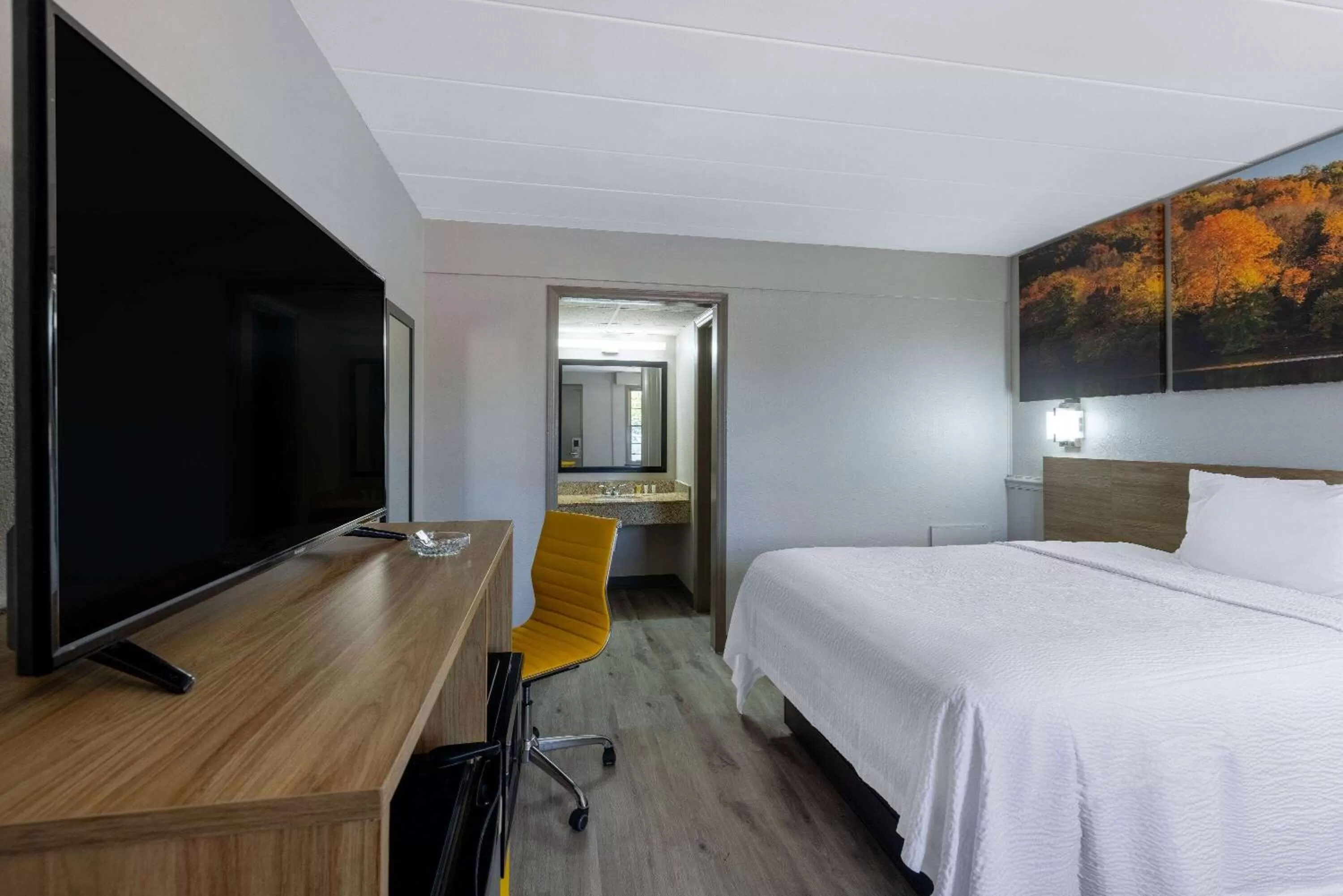 Queen Room - Smoking in Days Inn by Wyndham Lincolnton